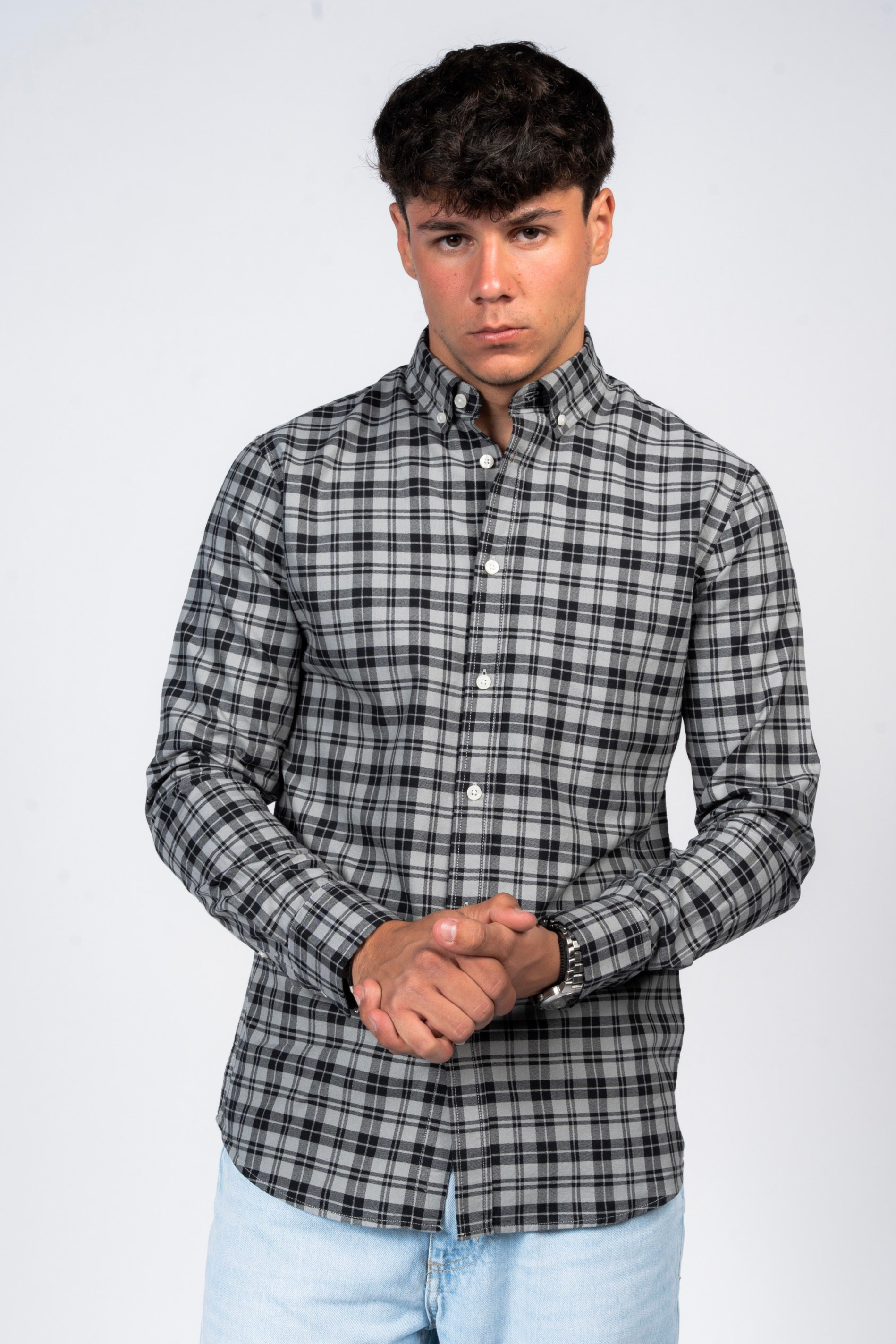 قميص كاروهات بقبة بأزرار من SHIRTSPRO - لون رمادي فاتح