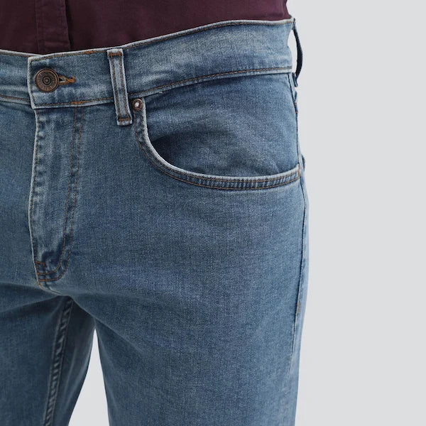 Comfort-fit blue jeans with a clean waist design – perfect for daily wear