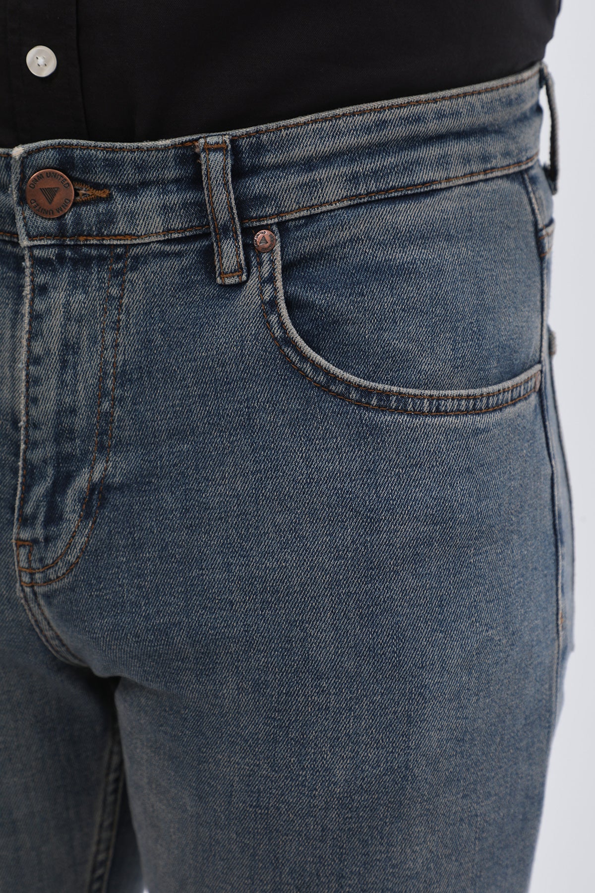 جينز Comfort Fit من DNM UNITED - لون أزرق كلاسيكي