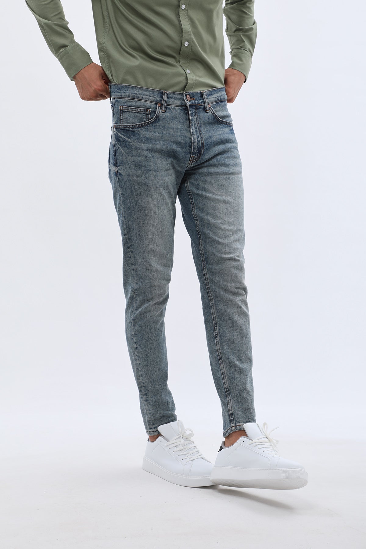 جينز Boyfriend Slim Fit من DNM UNITED - لون أزرق فاتح