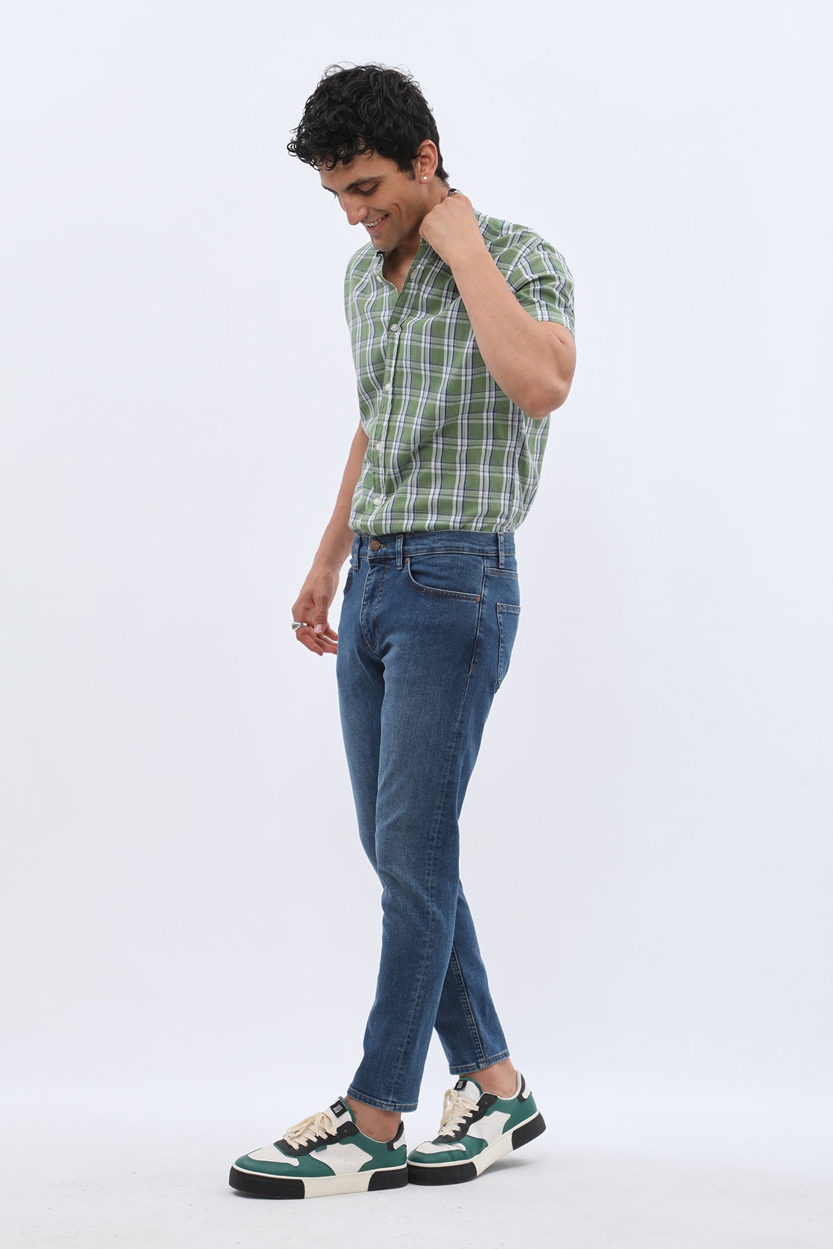 جينز Boyfriend Slim Fit من DNM UNITED - لون أزرق متوسط