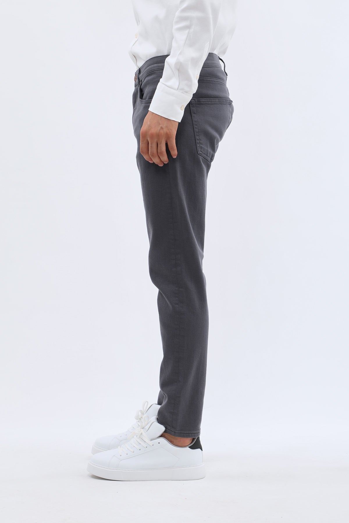 جينز Boyfriend Slim Fit من DNM UNITED - لون رمادي غامق