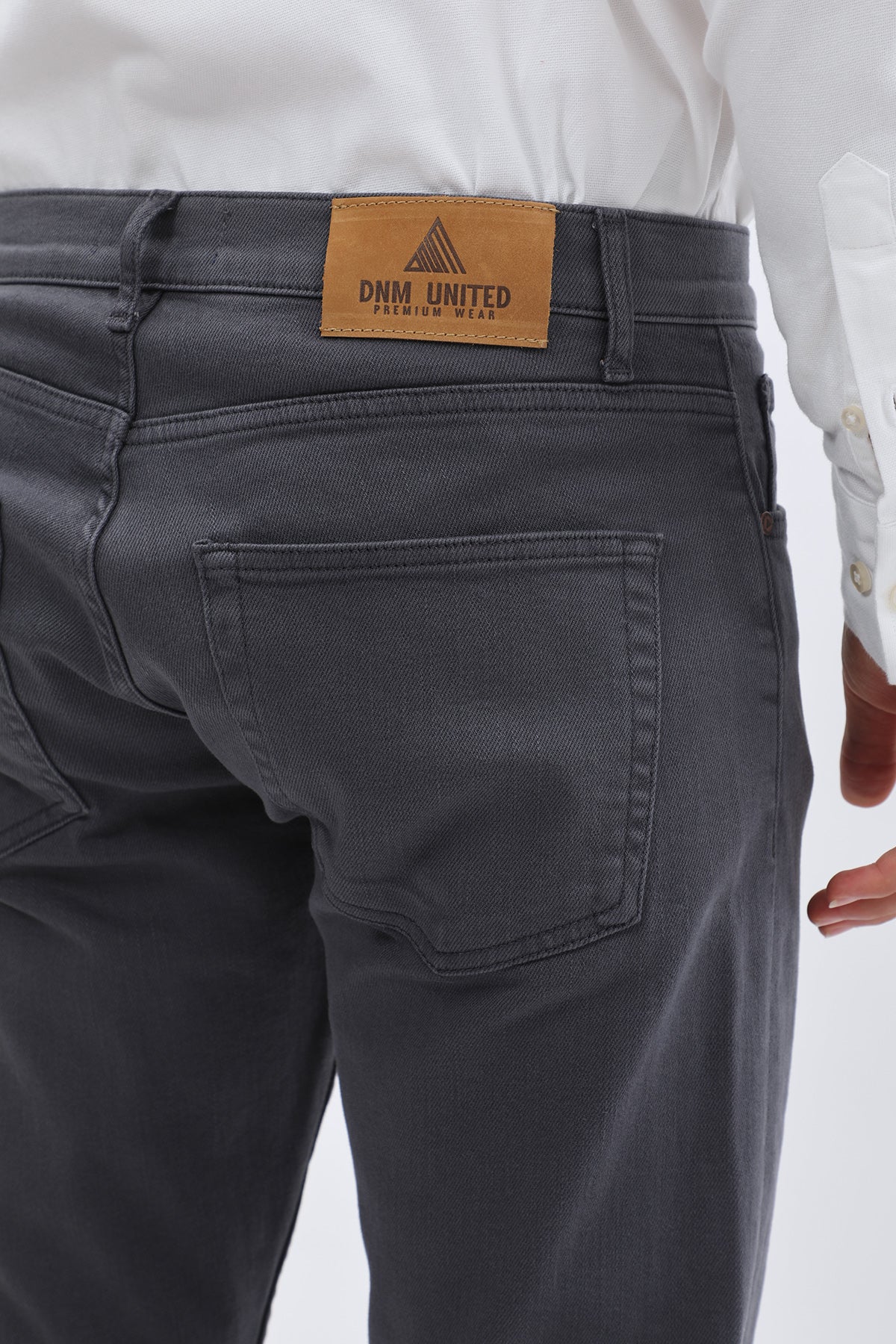 جينز Boyfriend Slim Fit من DNM UNITED - لون رمادي غامق