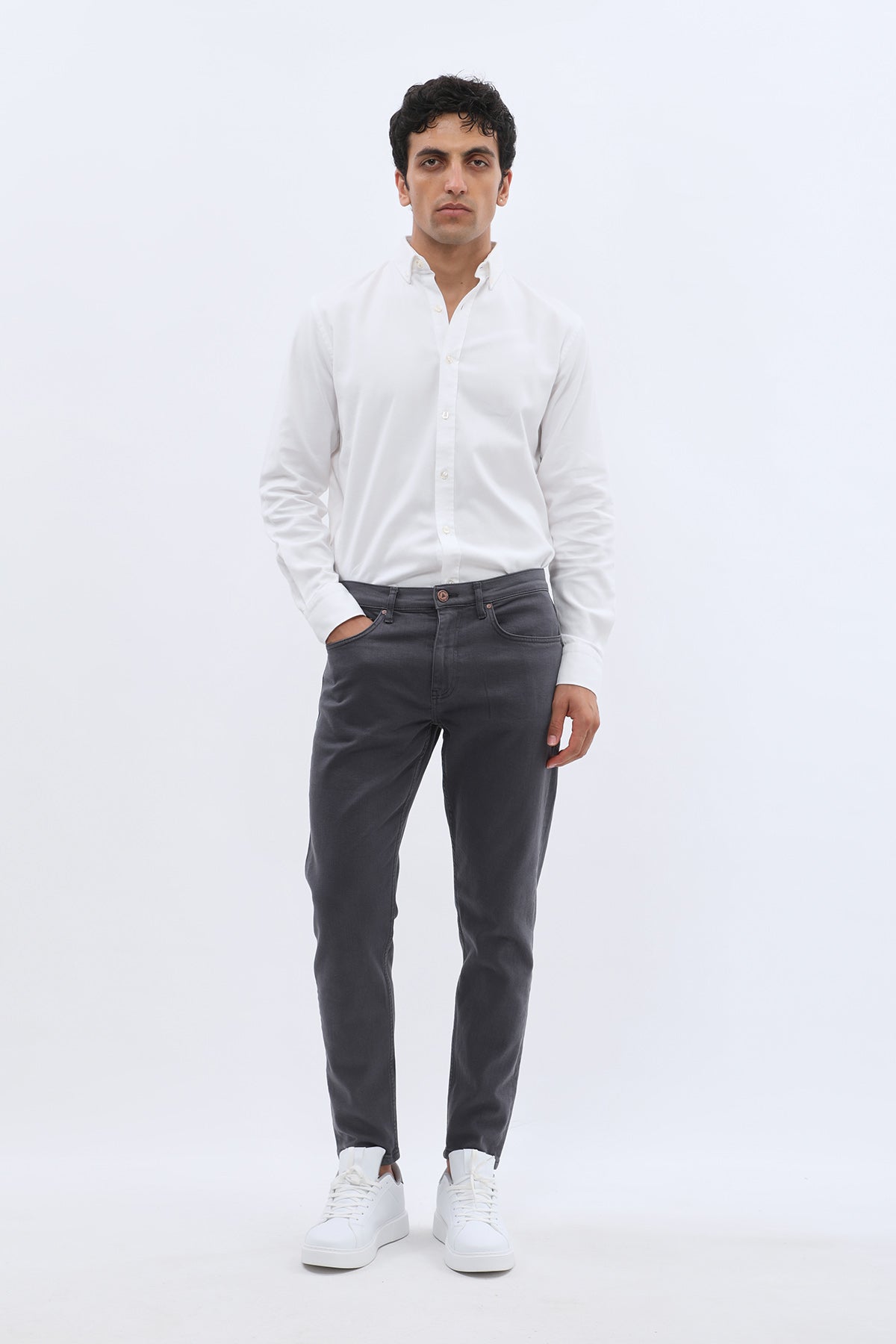 جينز Boyfriend Slim Fit من DNM UNITED - لون رمادي غامق