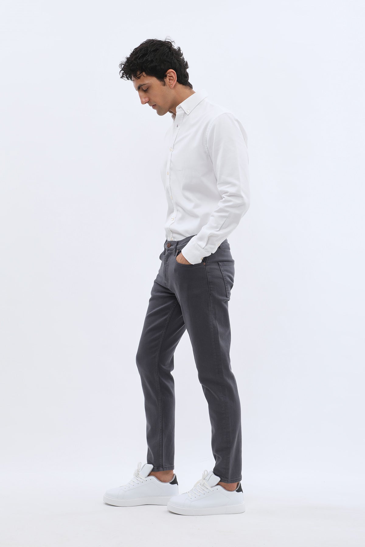 جينز Boyfriend Slim Fit من DNM UNITED - لون رمادي غامق