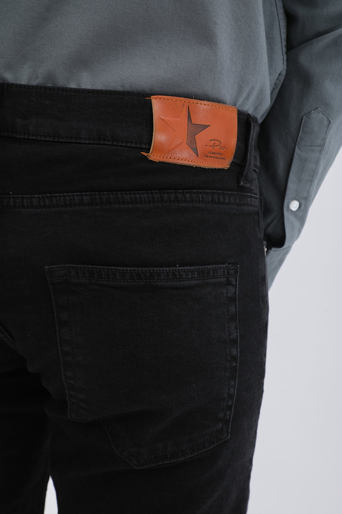 جينز Boyfriend Slim Fit من JEANSPRO - لون أسود كاربوني