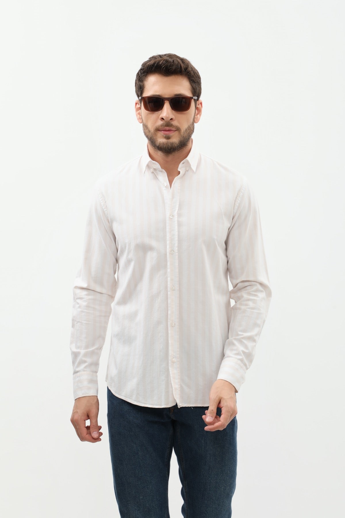قميص أكسفورد مخطط بقبة بأزرار من SHIRTSPRO - لون بيج