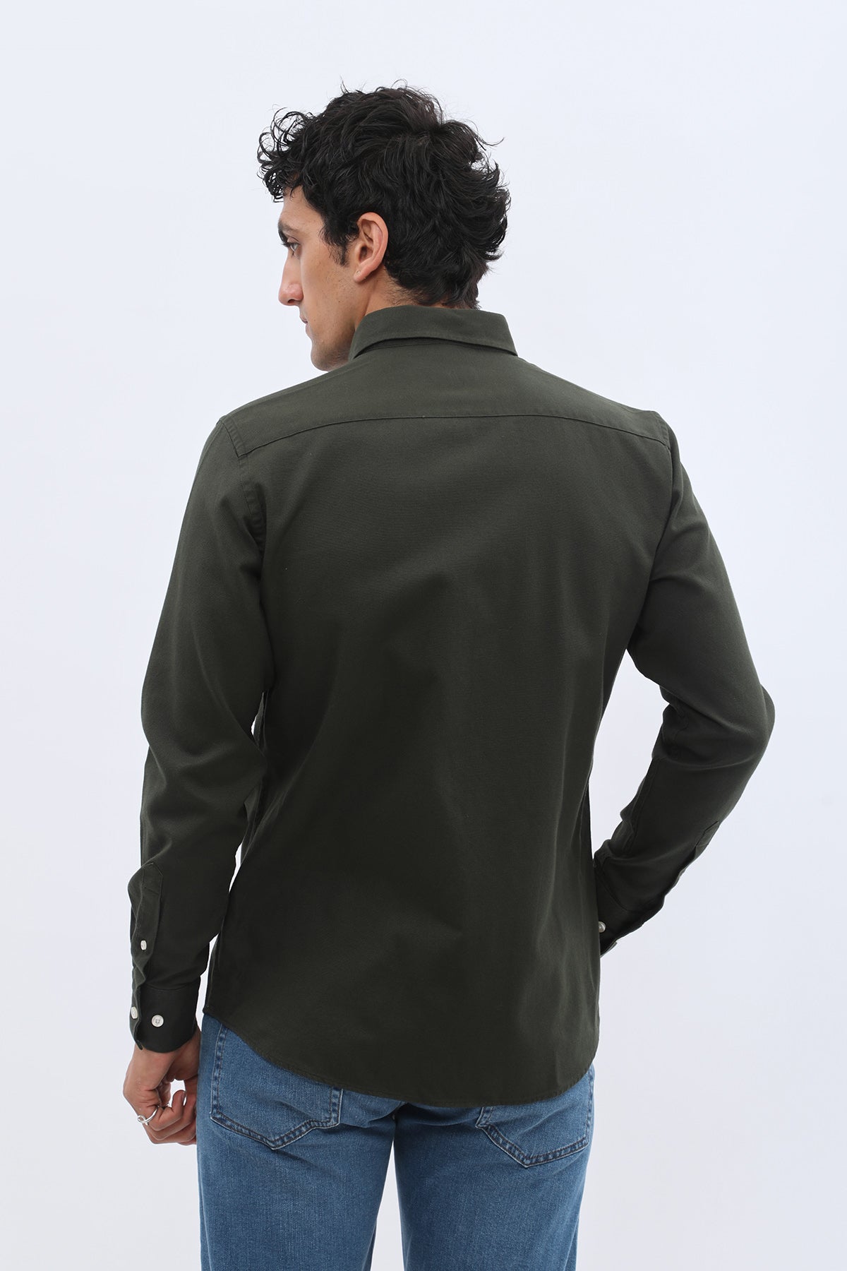 قميص قماش باسكت بقبة بأزرار من SHIRTSPRO - لون زيتي غامق