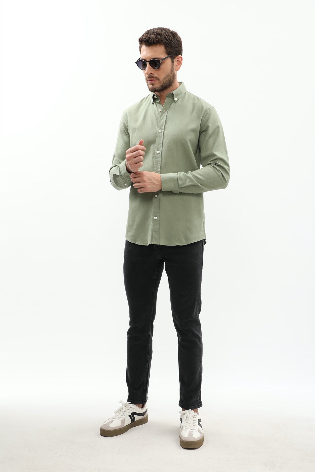 قميص باسكت بقبة بأزرار من SHIRTSPRO - لون أخضر زيتوني