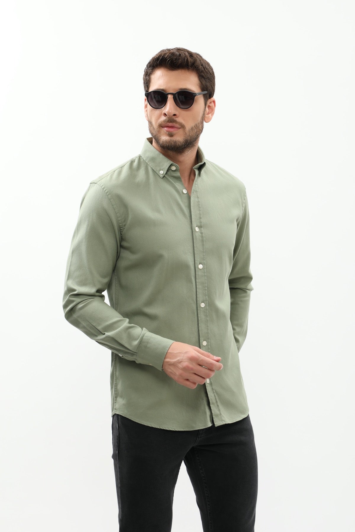 قميص باسكت بقبة بأزرار من SHIRTSPRO - لون أخضر زيتوني