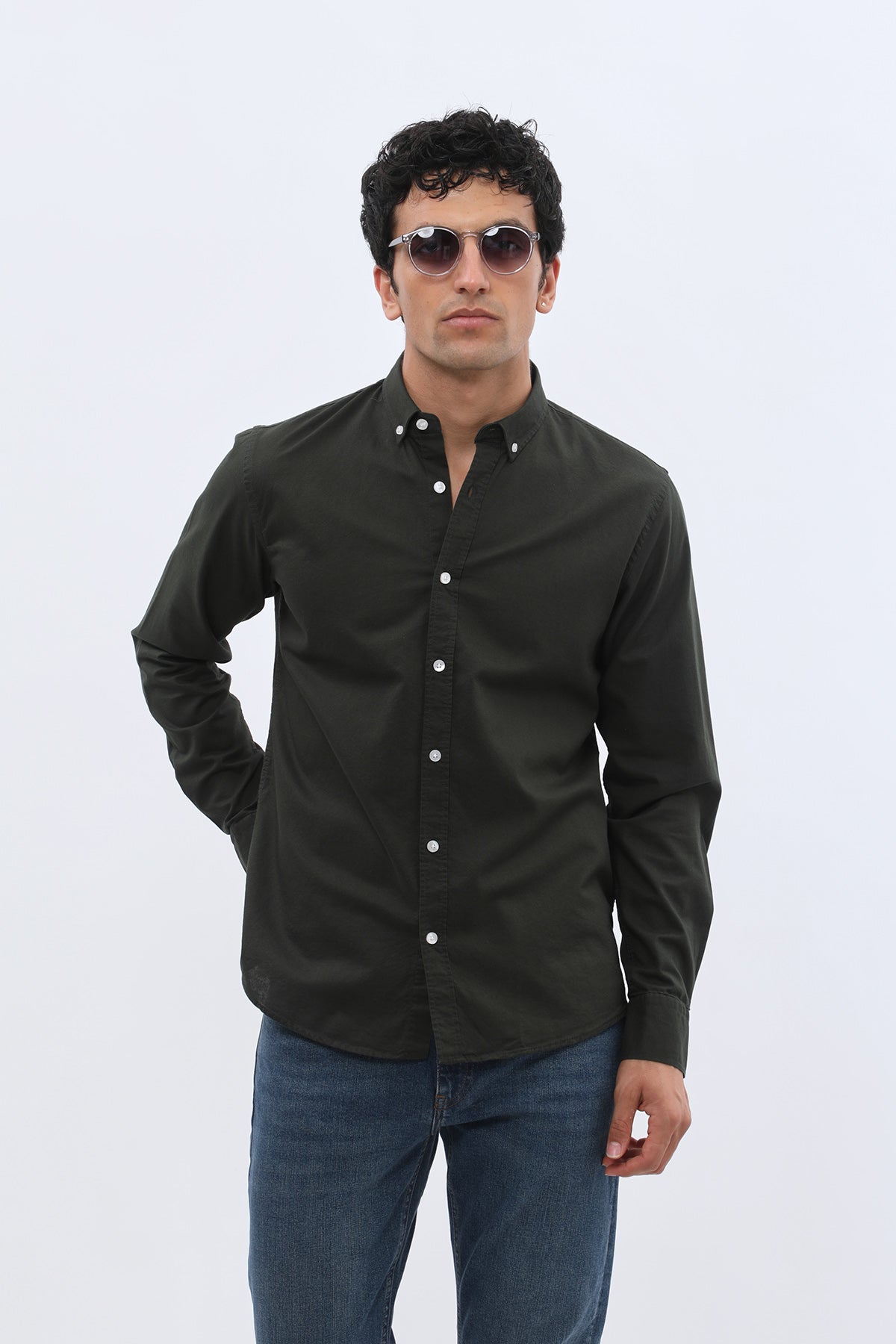 قميص أكسفورد بقبة بأزرار من SHIRTSPRO - لون زيتي