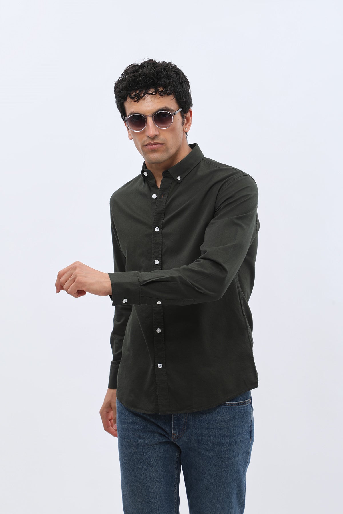 قميص أكسفورد بقبة بأزرار من SHIRTSPRO - لون زيتي