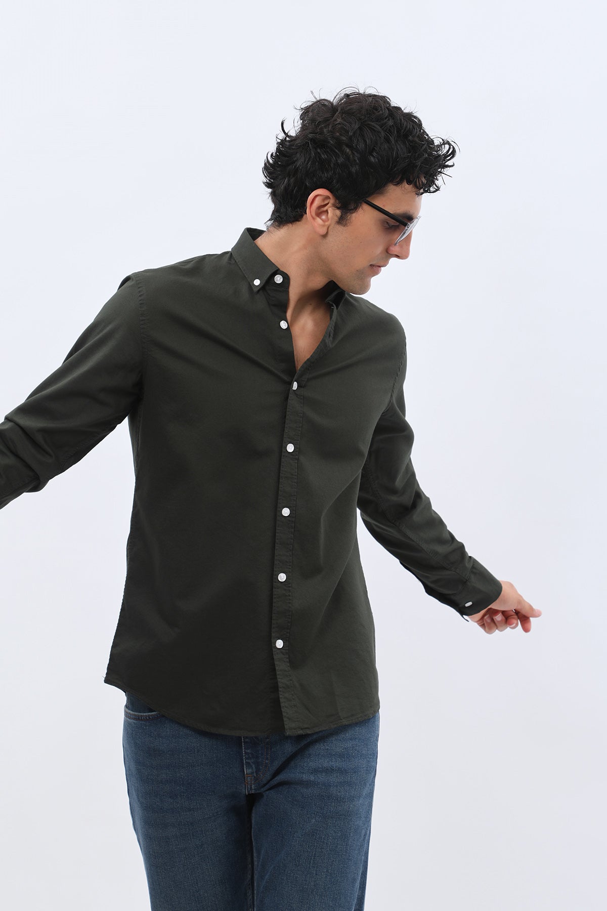 قميص أكسفورد بقبة بأزرار من SHIRTSPRO - لون زيتي