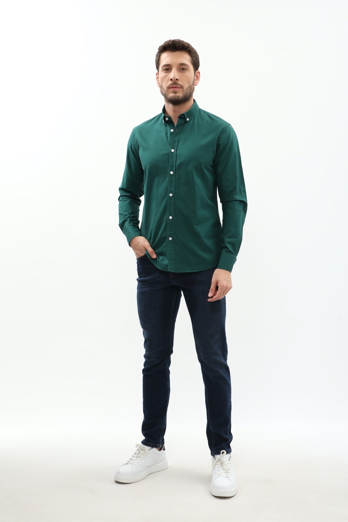 قميص باسكت بقبة بأزرار من SHIRTSPRO - لون أخصر صنوبري