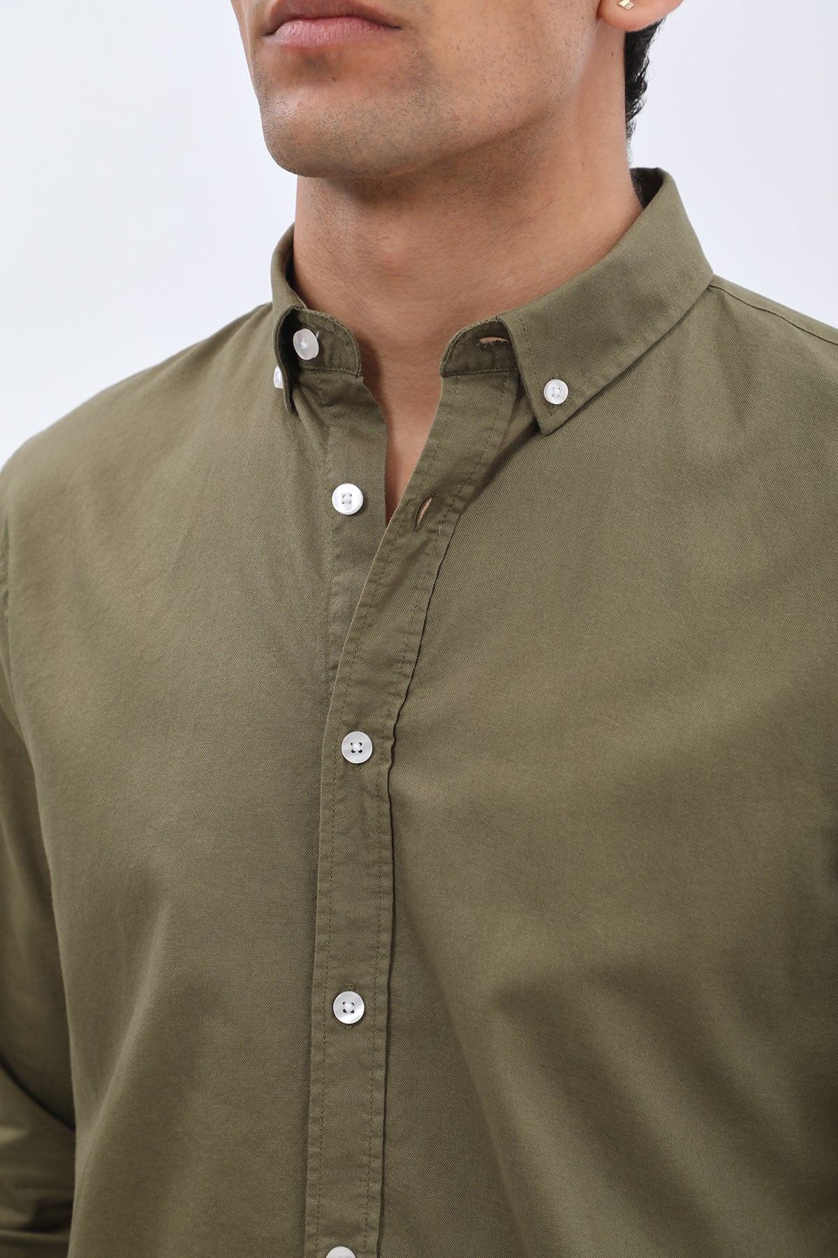 قميص أكسفورد بقبة بأزرار من SHIRTSPRO - لون زيتي فاتح