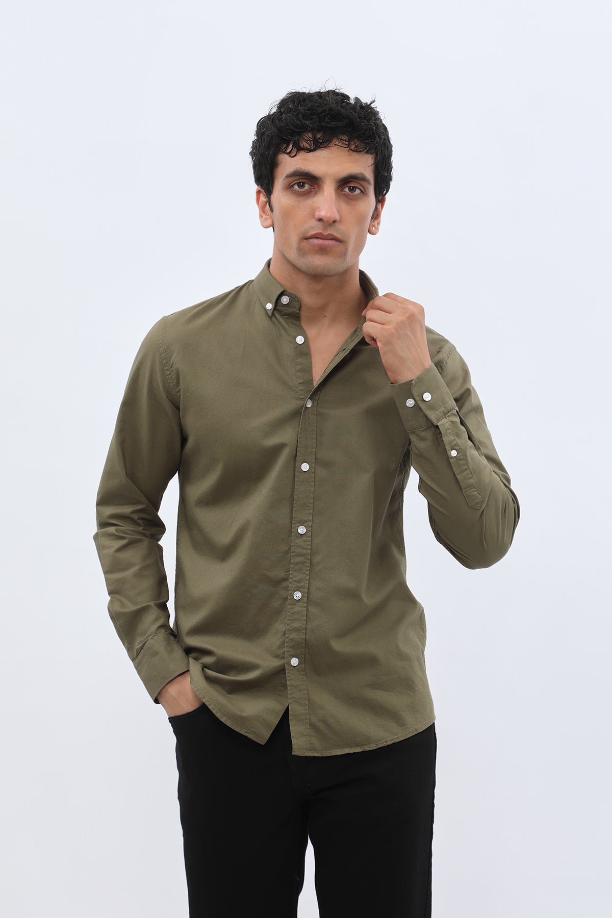 قميص أكسفورد بقبة بأزرار من SHIRTSPRO - لون زيتي فاتح