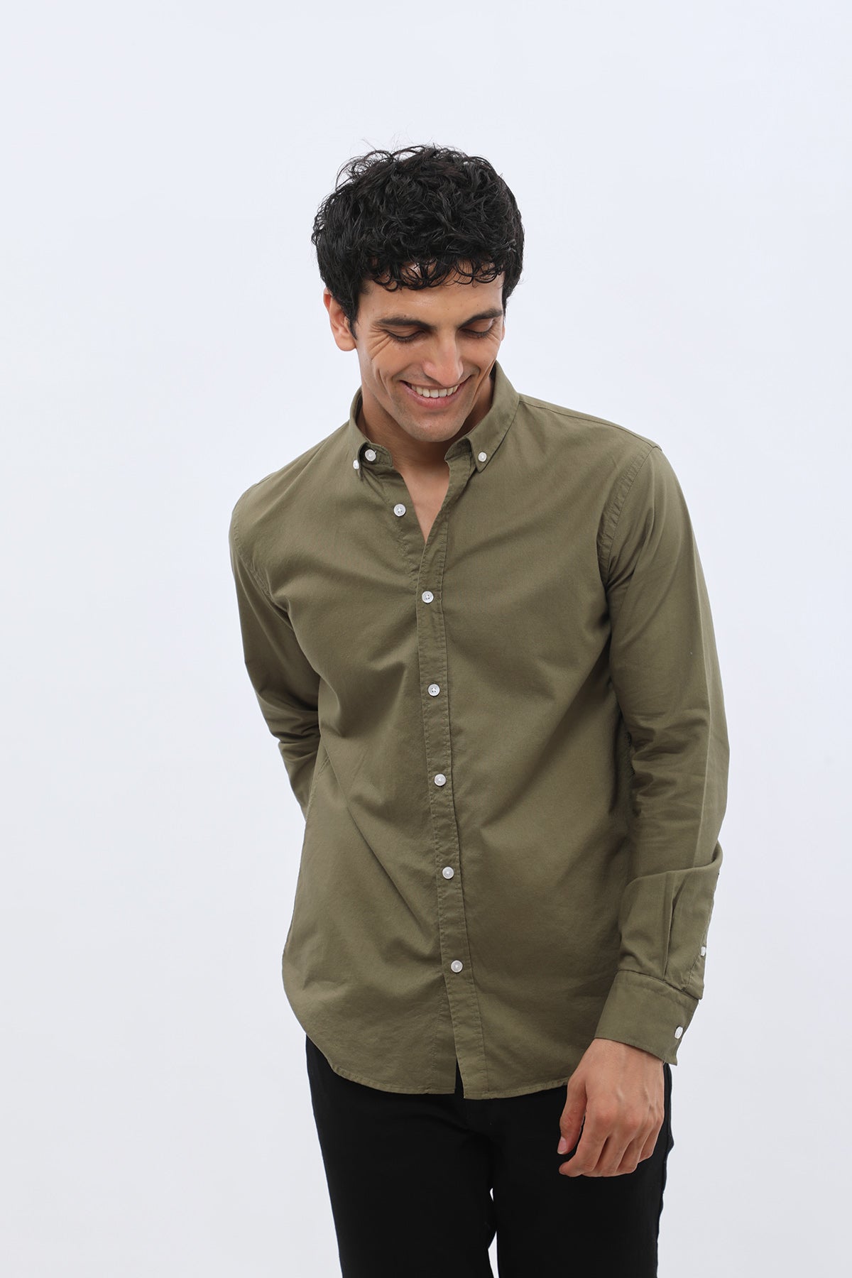 قميص أكسفورد بقبة بأزرار من SHIRTSPRO - لون زيتي فاتح
