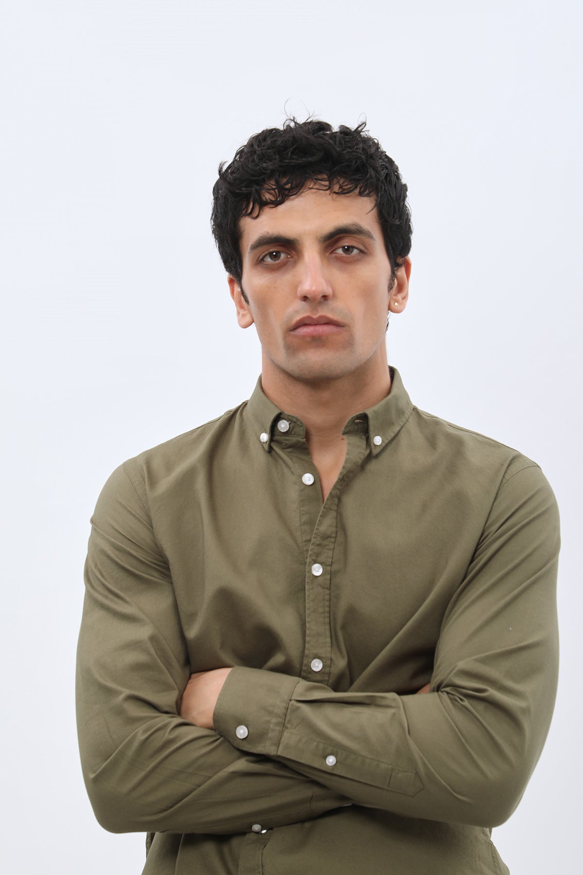 قميص أكسفورد بقبة بأزرار من SHIRTSPRO - لون زيتي فاتح