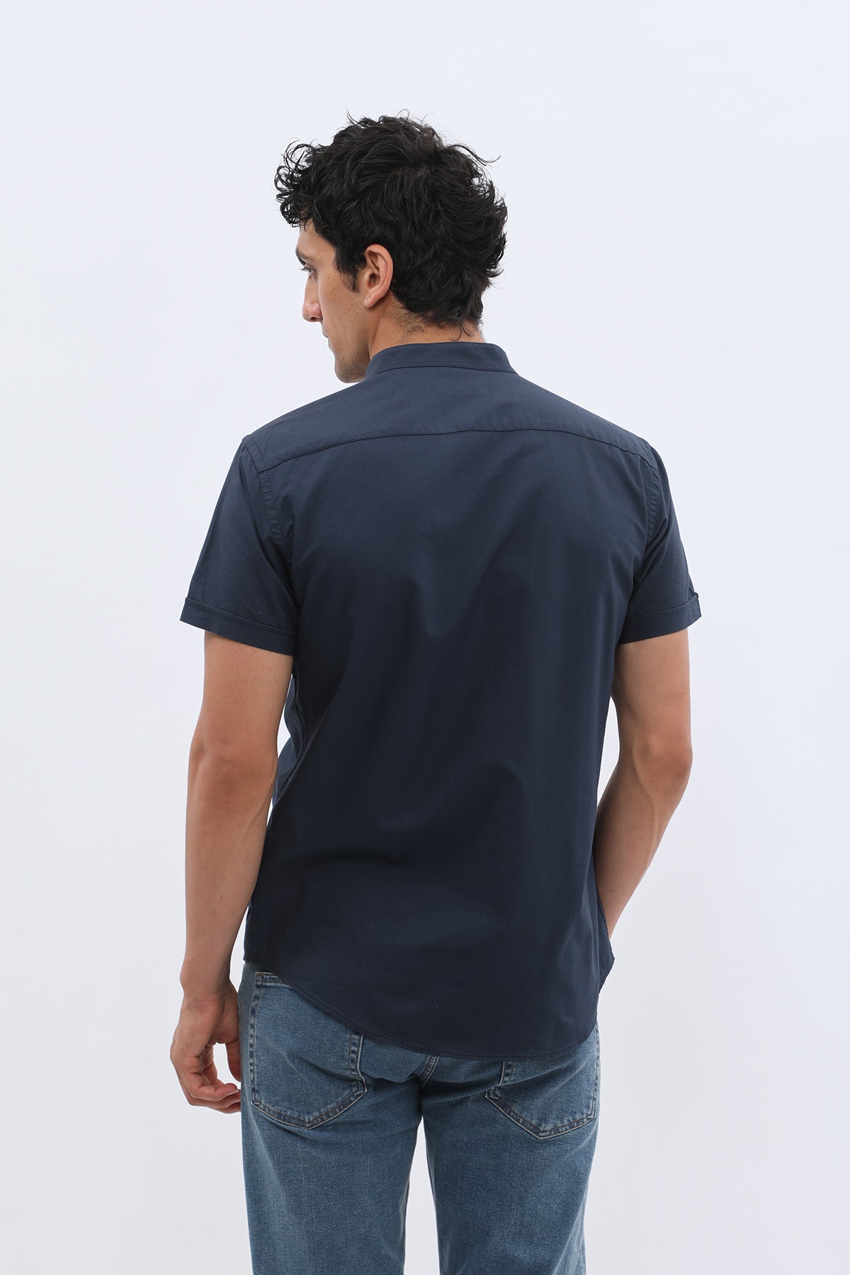 قميص أكسفورد بأكمام قصيرة وقبة ماندارين من SHIRTSPRO - لون التوت الأزرق