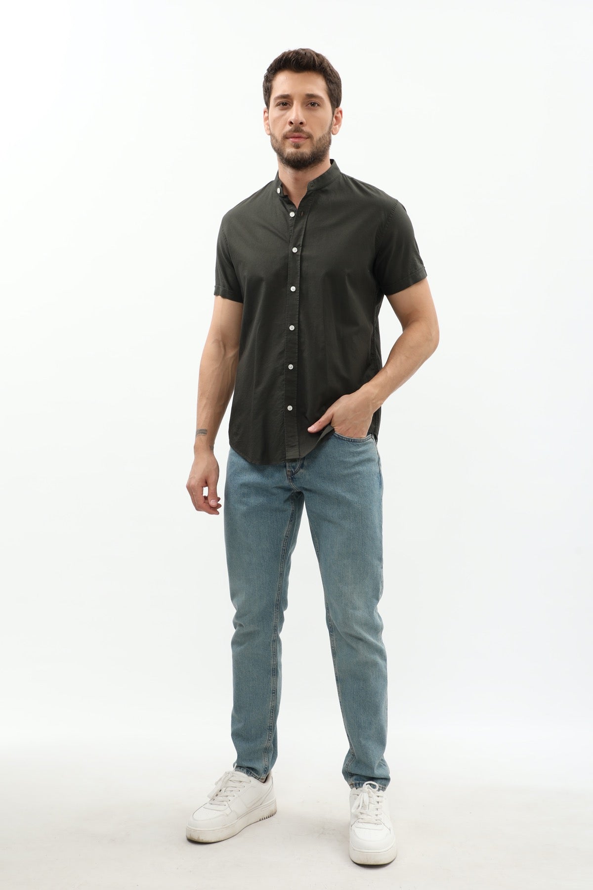 قميص أكسفورد بأكمام قصيرة وقبة ماندارين من SHIRTSPRO - لون زيتي