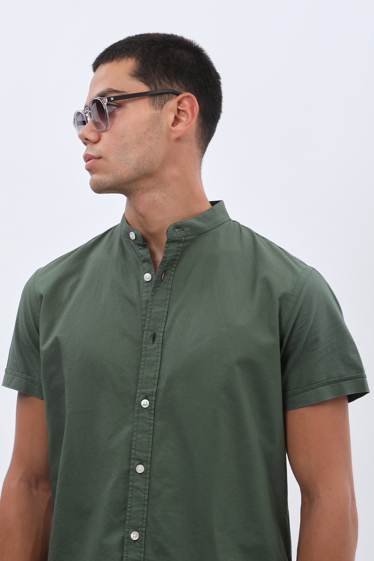 قميص أكسفورد بأكمام قصيرة وقبة ماندارين من SHIRTSPRO - لون أخضر جبلي