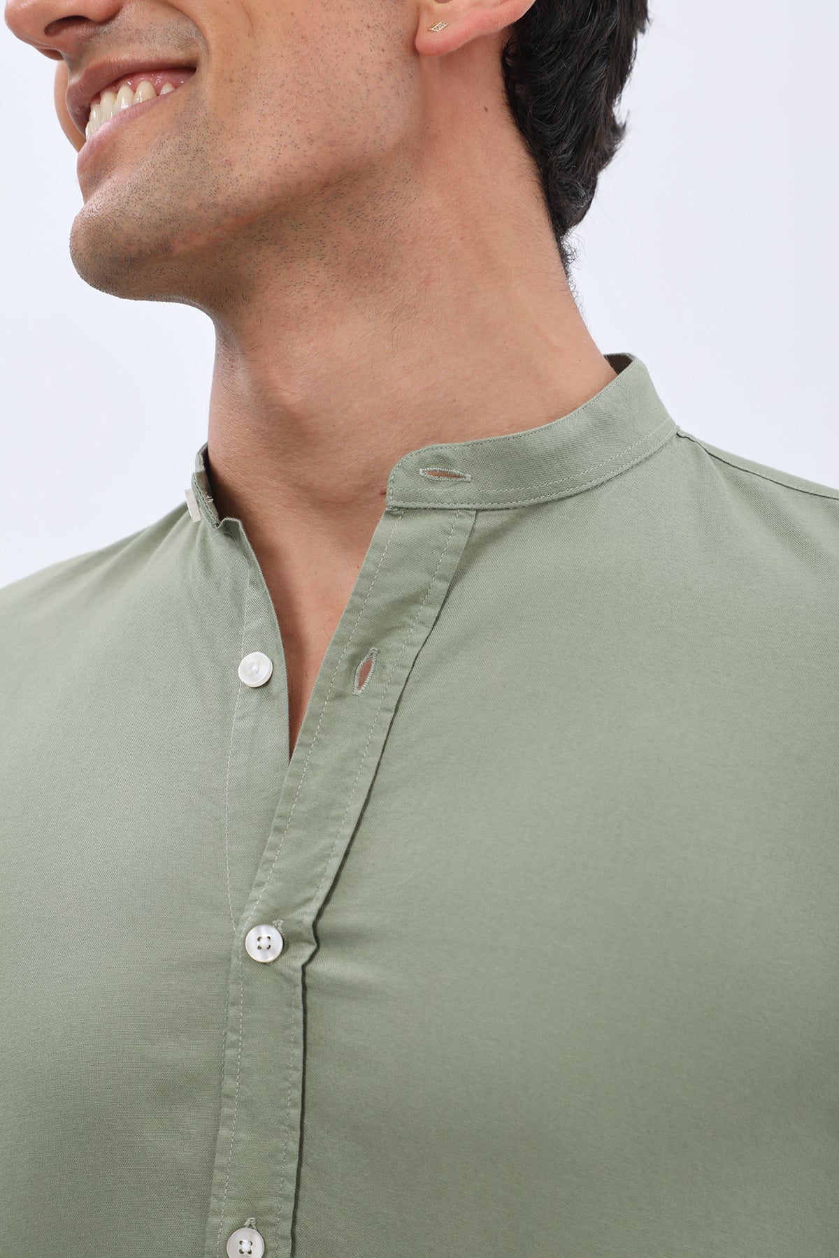 قميص أكسفورد بأكمام قصيرة وقبة ماندارين من SHIRTSPRO - لون أخضر زيتوني