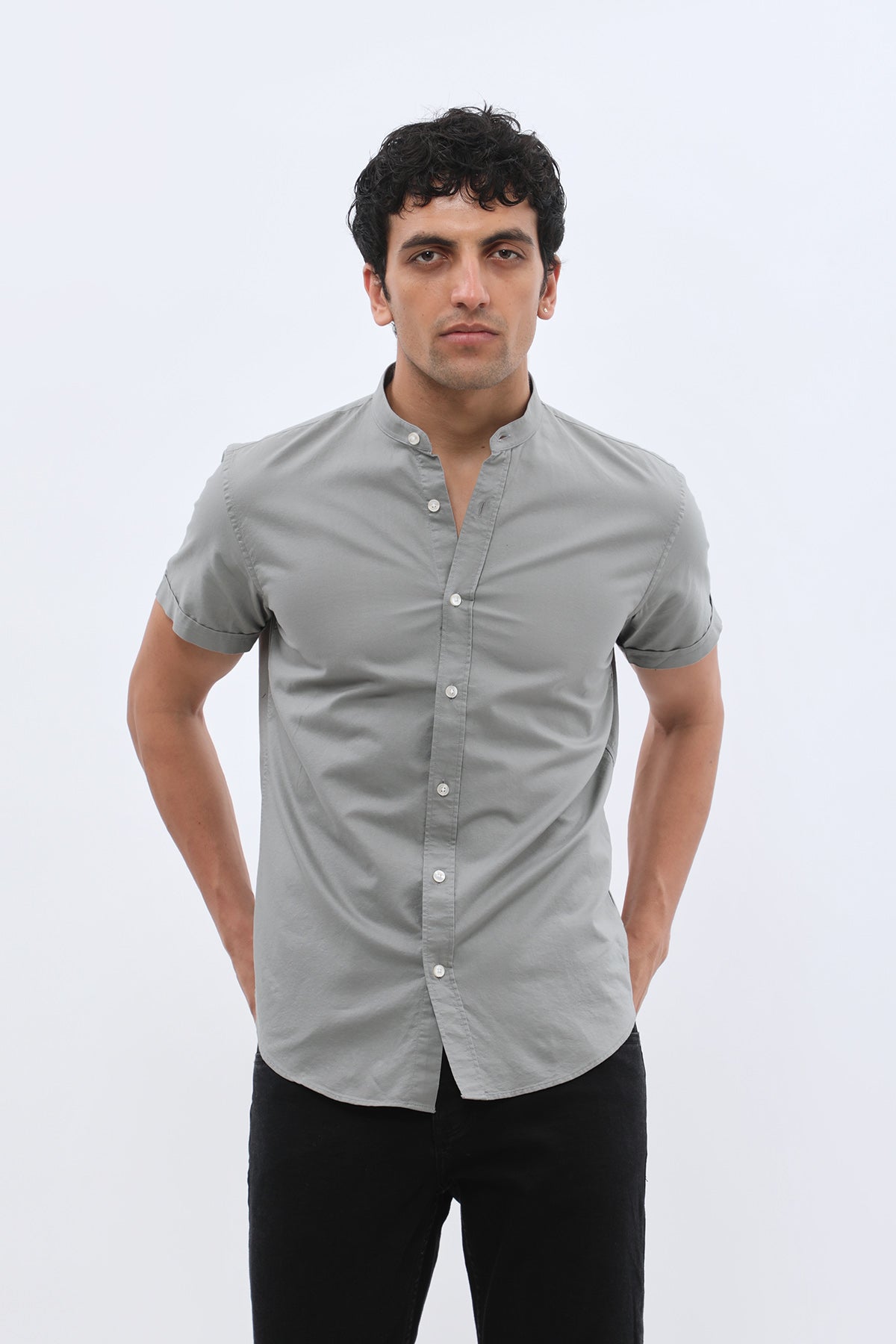 قميص أكسفورد بأكمام قصيرة وقبة ماندارين من SHIRTSPRO - لون رمادي فاتح