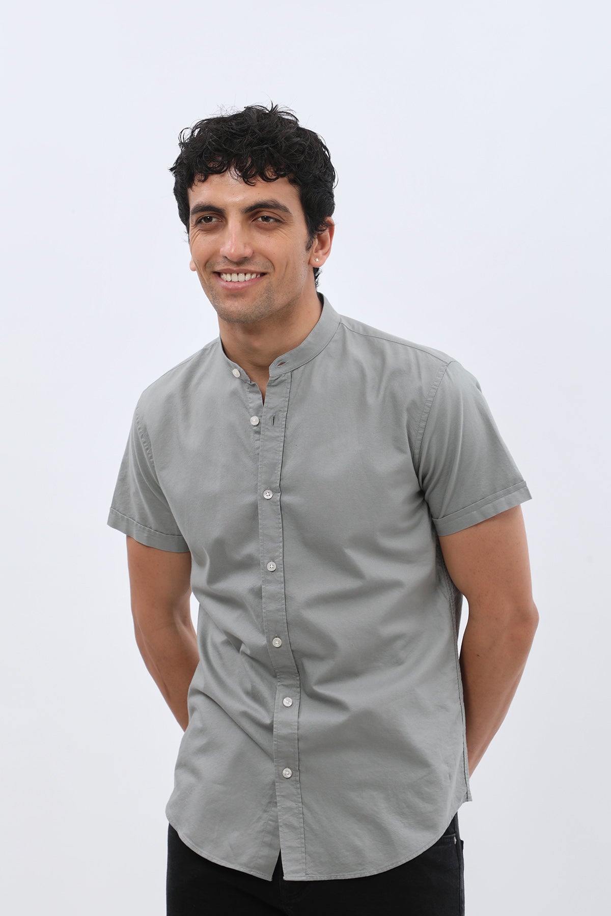 قميص أكسفورد بأكمام قصيرة وقبة ماندارين من SHIRTSPRO - لون رمادي فاتح