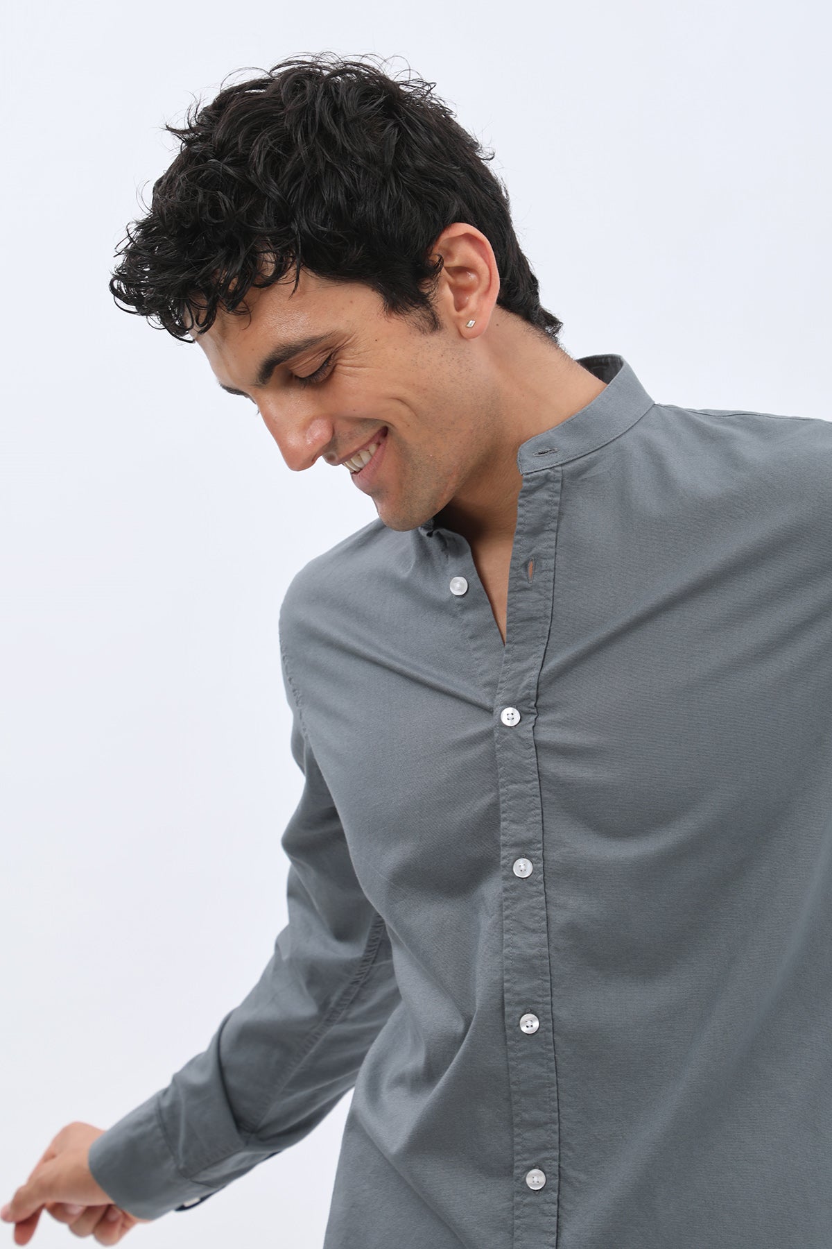 قميص أكسفورد بقبة ماندارين من SHIRTSPRO - لون دخاني