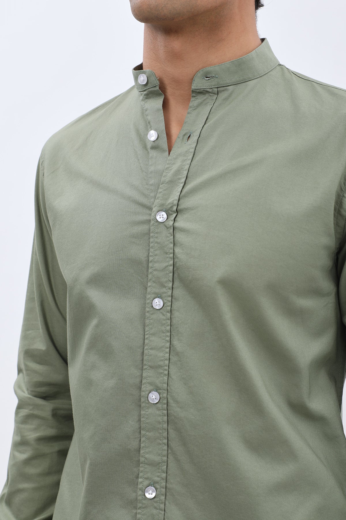 قميص أكسفورد بقبة ماندارين من SHIRTSPRO - لون أخضر زيتوني