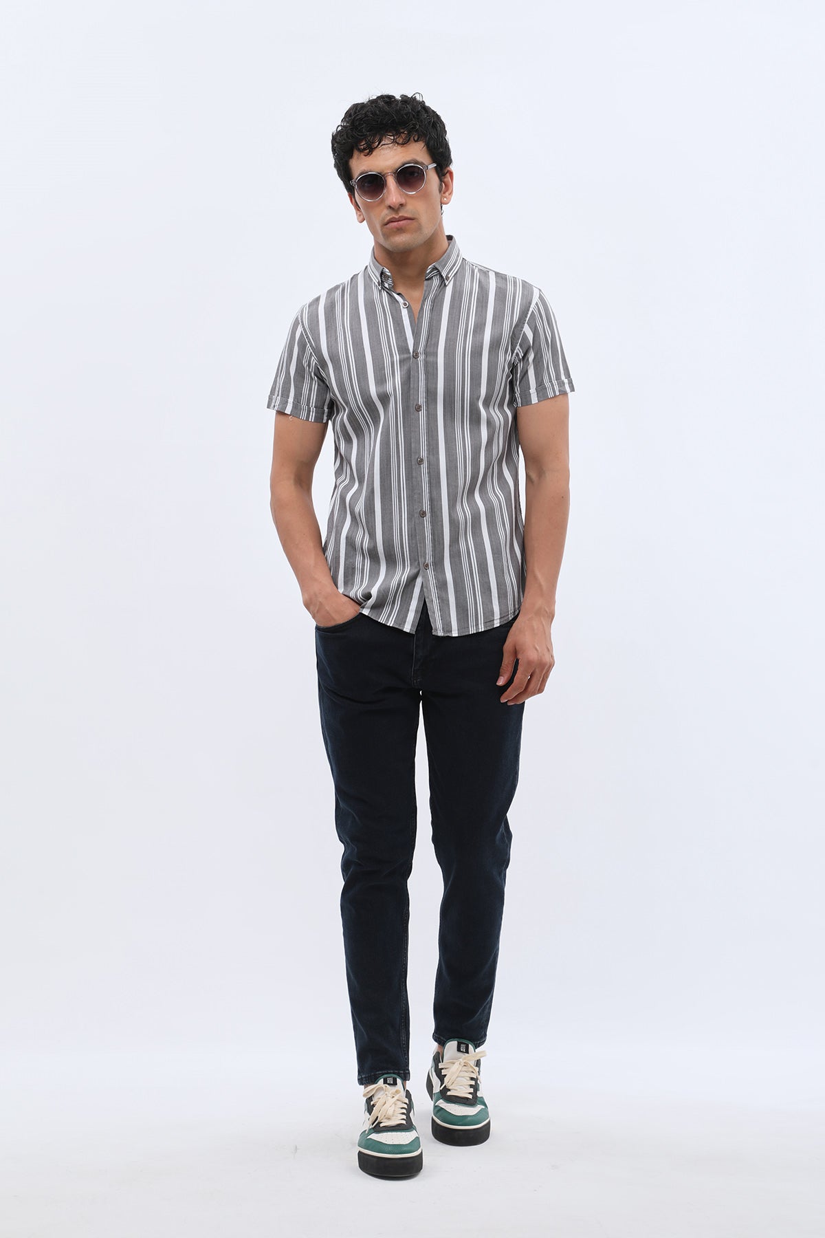 قميص مخطط بأكمام قصيرة وقبة بأزرار من SHIRTSPRO - لون رمادي
