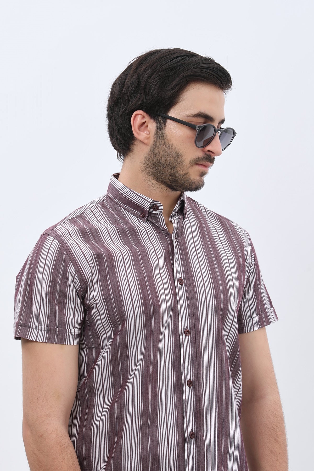 قميص مخطط بأكمام قصيرة وقبة بأزرار من SHIRTSPRO - لون أرجواني