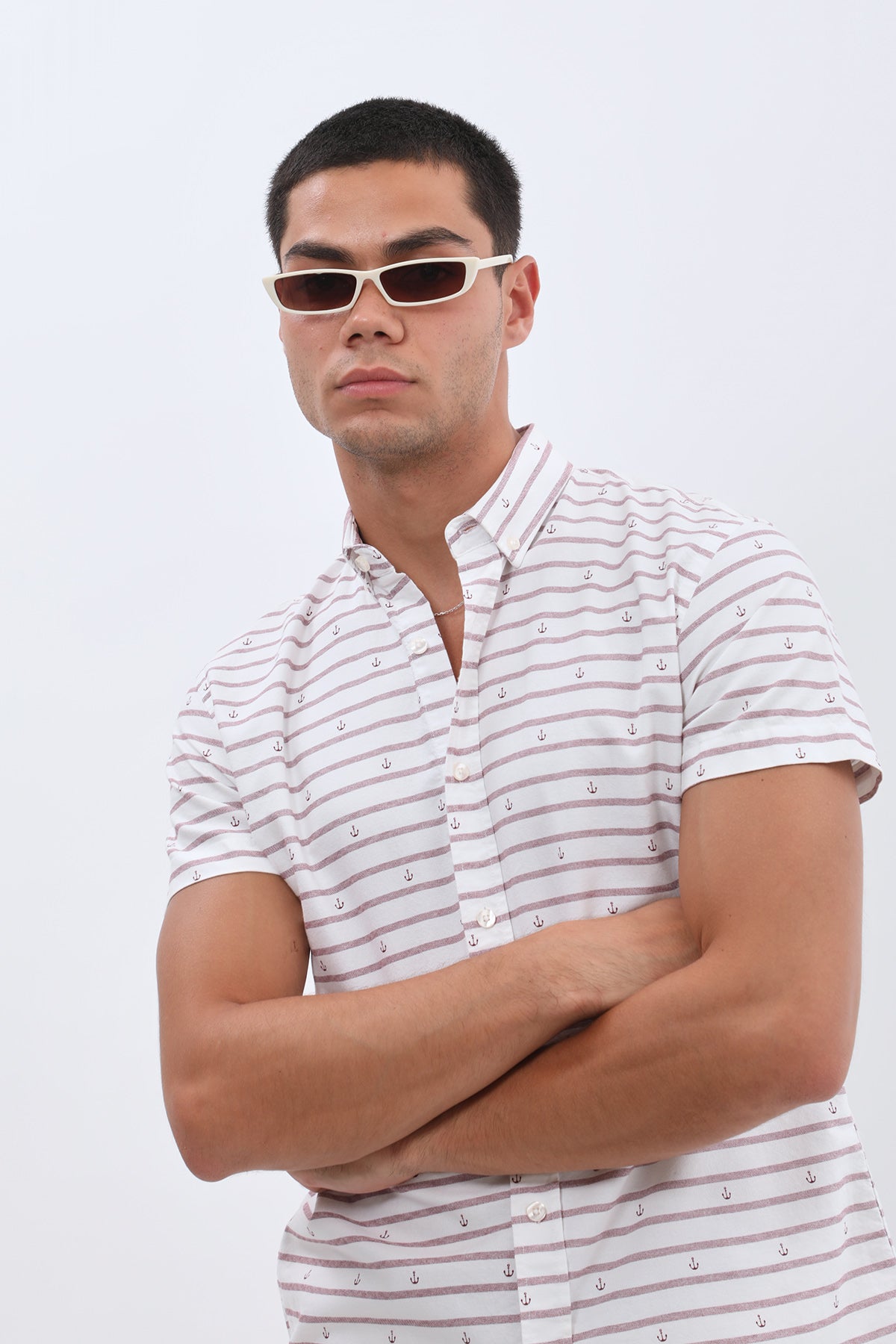قميص مخطط بأكمام قصيرة وقبة بأزرار من SHIRTSPRO - لون أحمر داكن