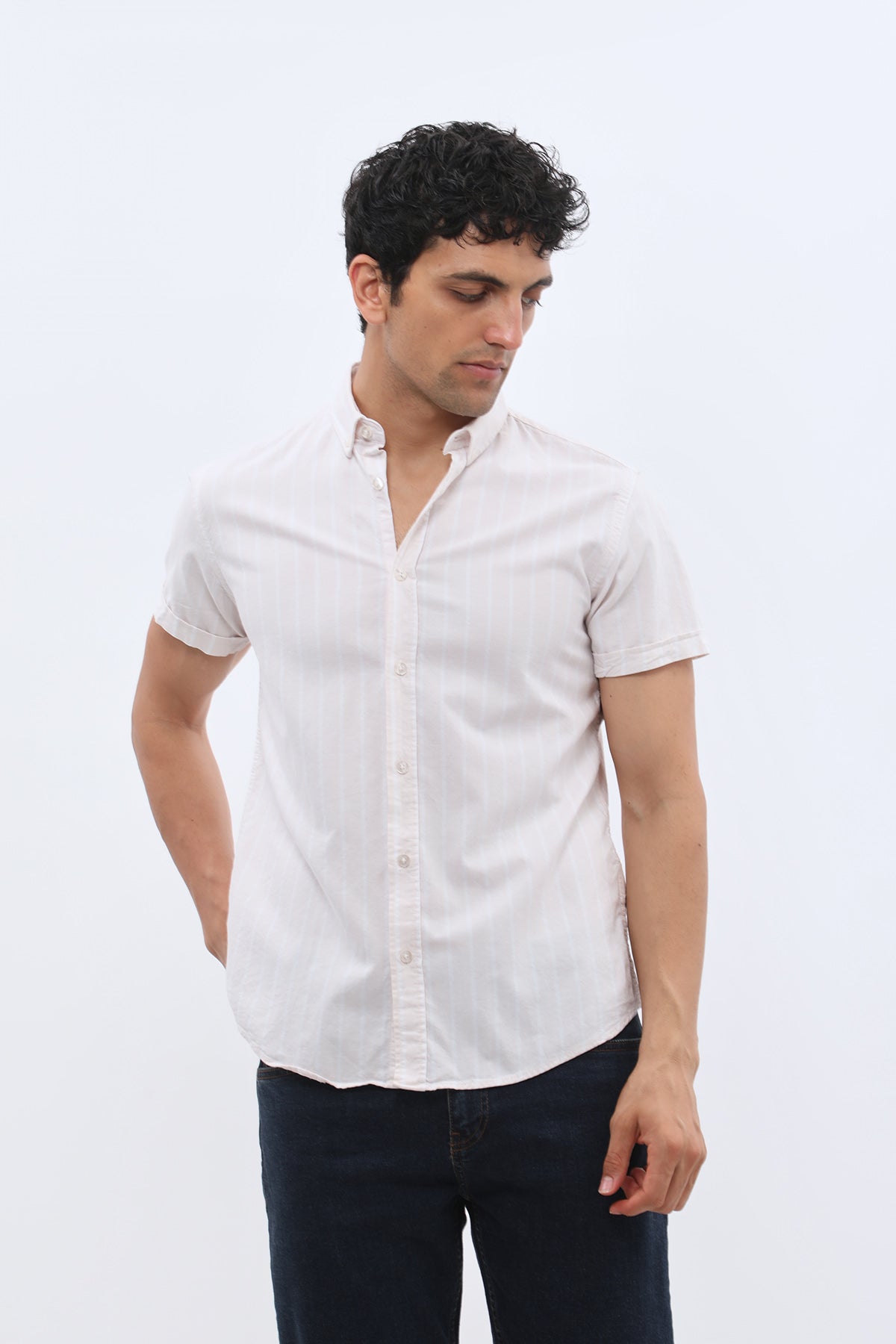 قميص أوكسفورد مخطط بأكمام قصيرة وقبة بأزرار من SHIRTSPRO - لون بيج