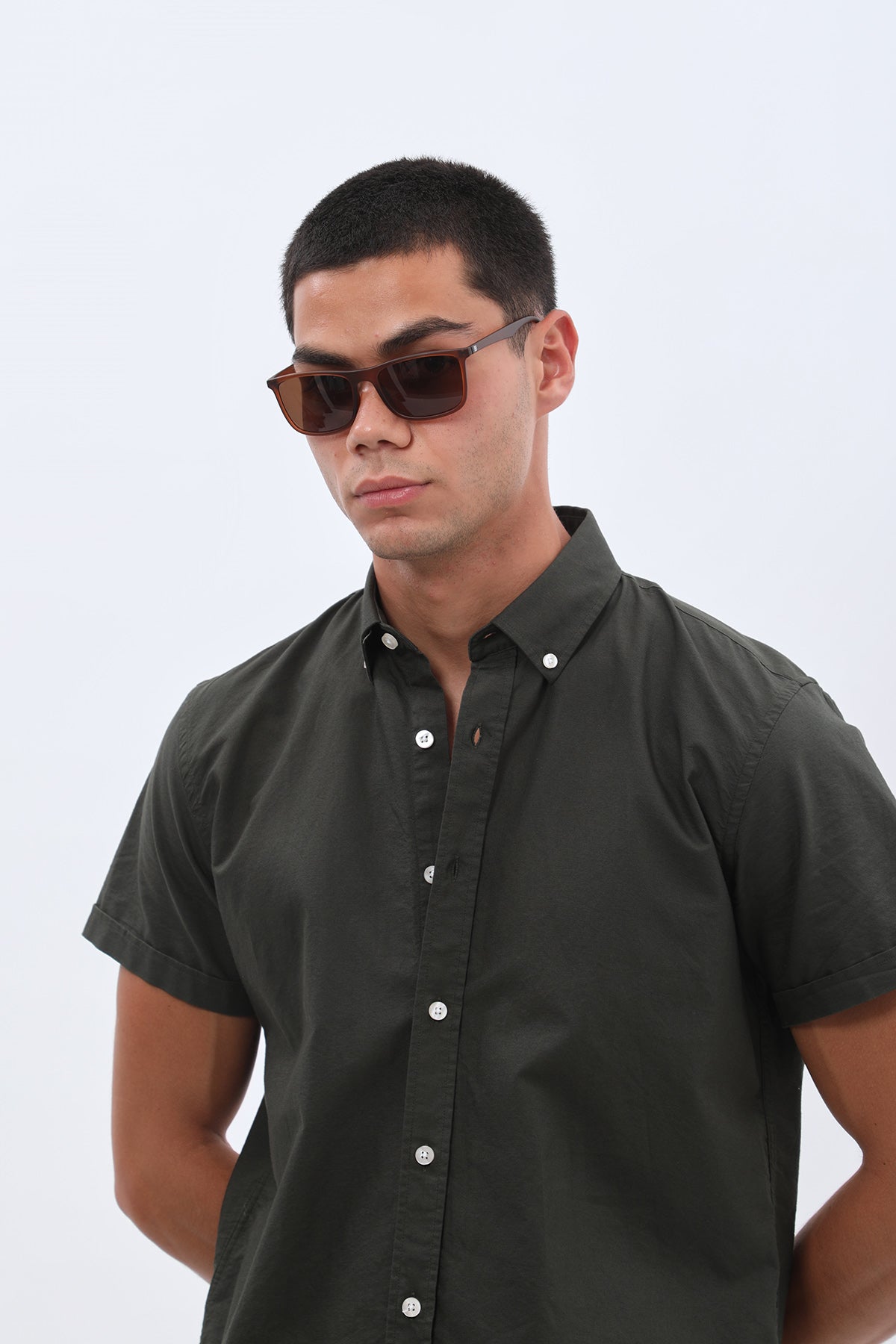 قميص أكسفورد بأكمام قصيرة وقبة بأزرار من SHIRTSPRO - لون زيتي