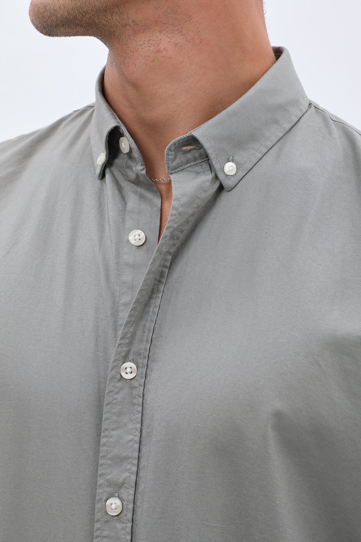 قميص أكسفورد بأكمام قصيرة وقبة بأزرار من SHIRTSPRO - لون رمادي فاتح