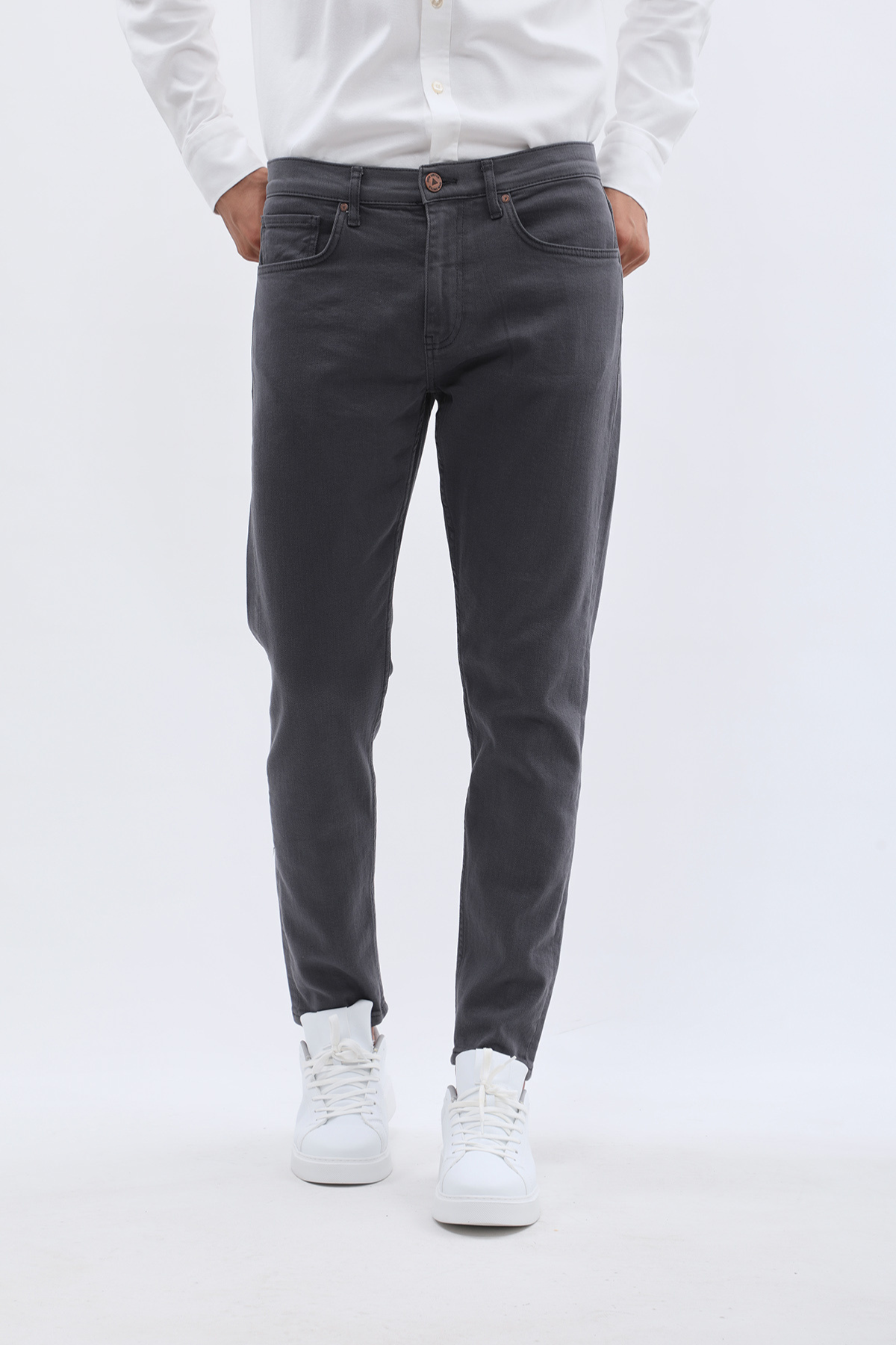 جينز Boyfriend Slim Fit من DNM UNITED - لون رمادي غامق