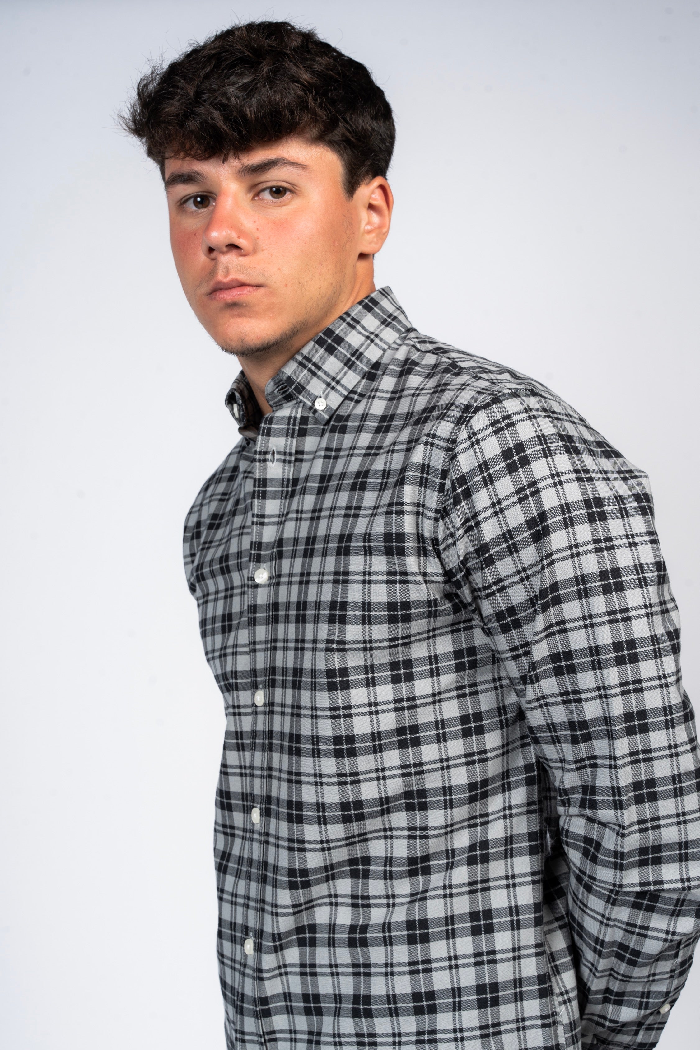 قميص كاروهات بقبة بأزرار من SHIRTSPRO - لون رمادي فاتح
