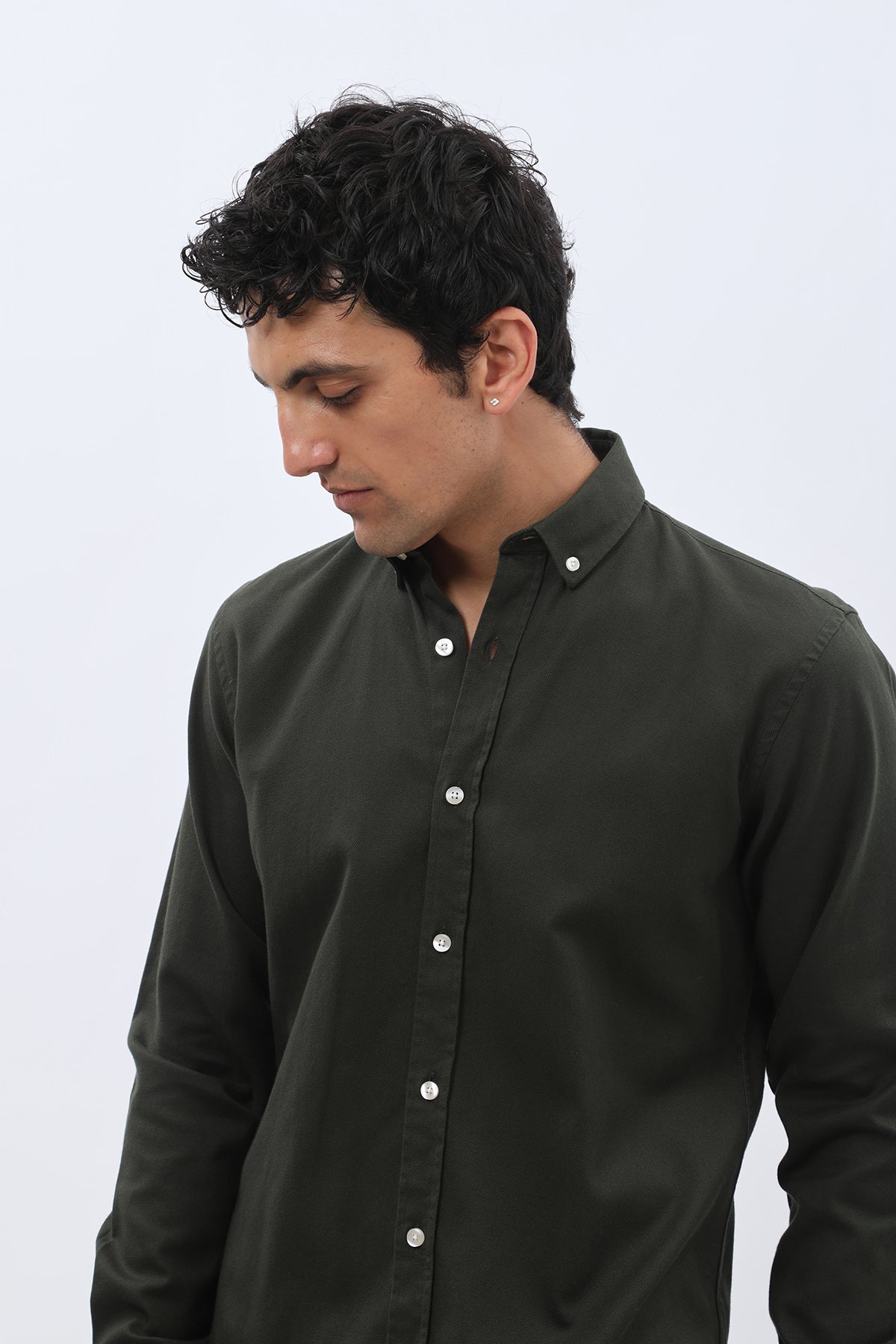 قميص قماش باسكت بقبة بأزرار من SHIRTSPRO - لون زيتي غامق