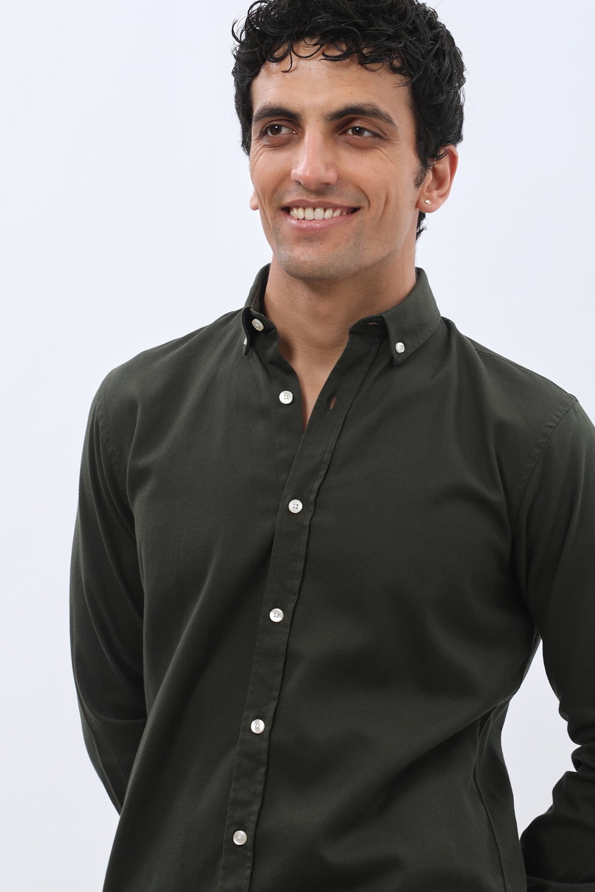 قميص قماش باسكت بقبة بأزرار من SHIRTSPRO - لون زيتي غامق