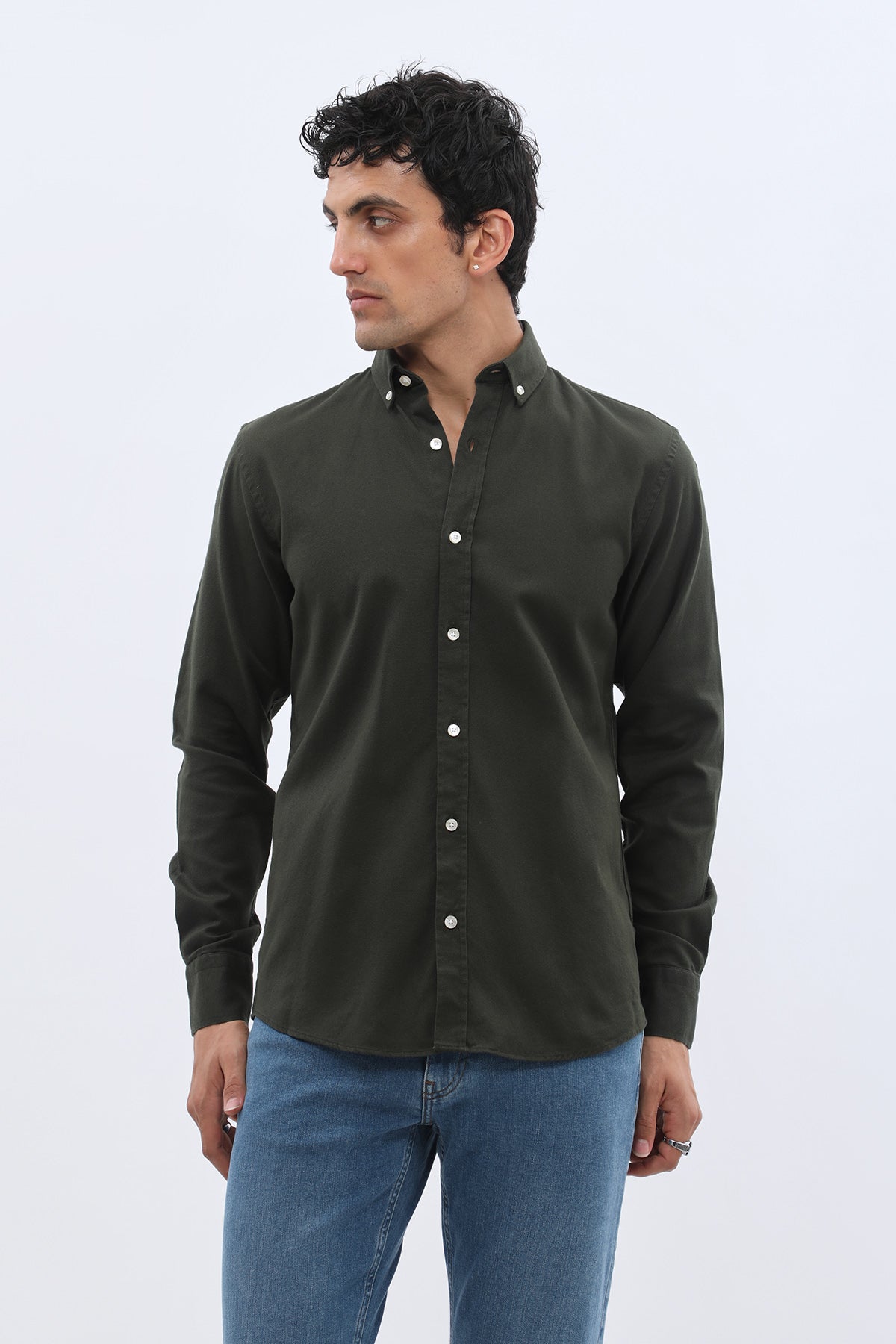 قميص قماش باسكت بقبة بأزرار من SHIRTSPRO - لون زيتي غامق