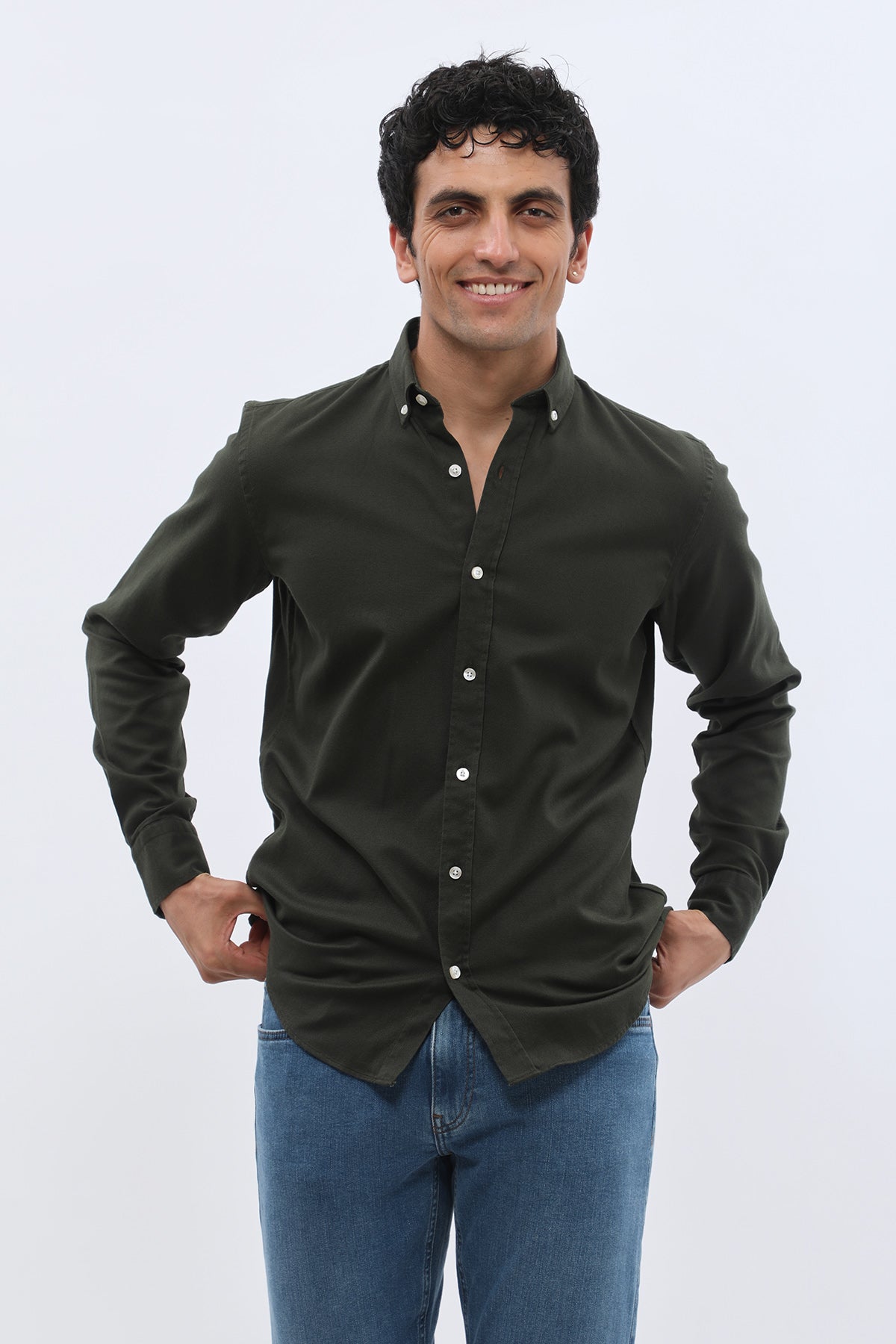 قميص قماش باسكت بقبة بأزرار من SHIRTSPRO - لون زيتي غامق