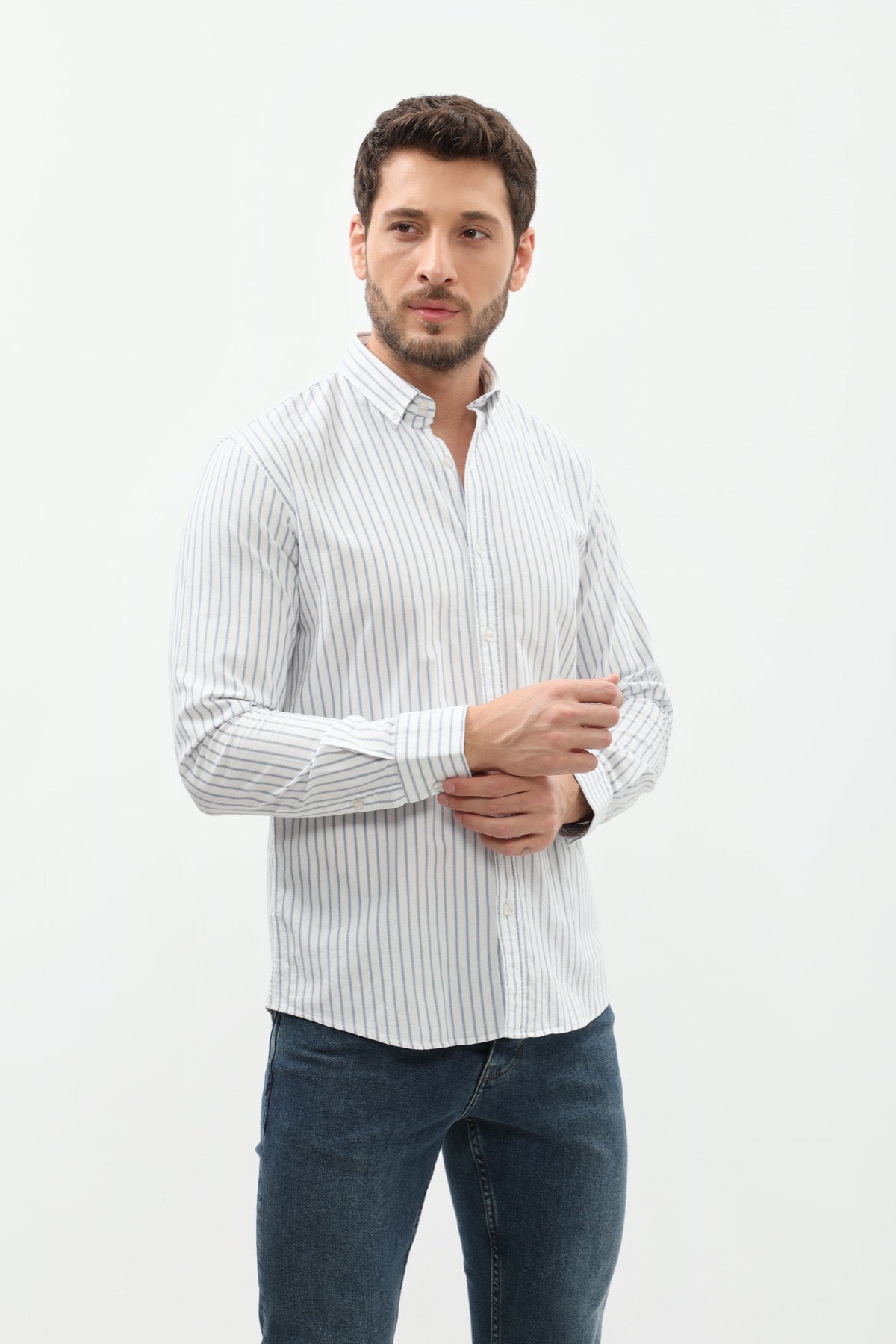 قميص مخطط بقبة بأزرار من SHIRTSPRO - لون أبيض