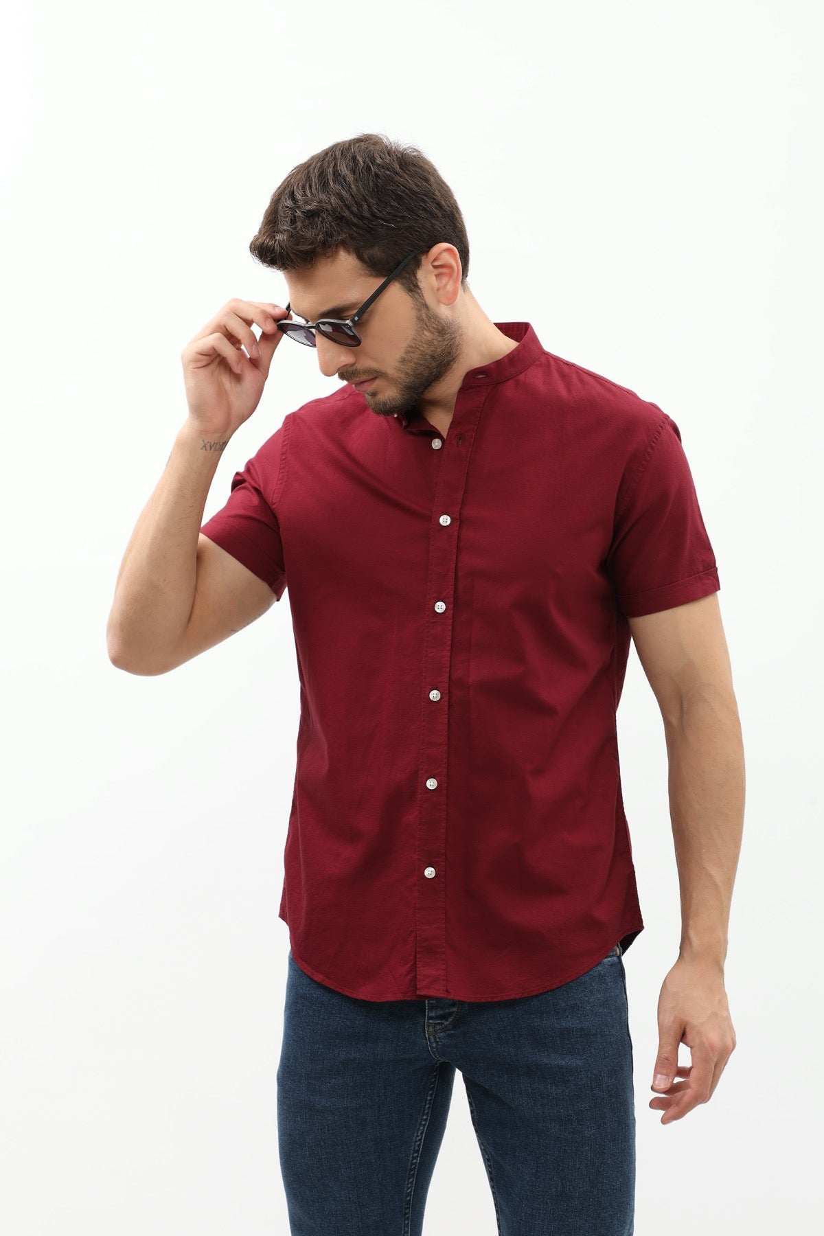 قميص أكسفورد بأكمام قصيرة وقبة ماندارين من SHIRTSPRO - لون احمر بورجندي