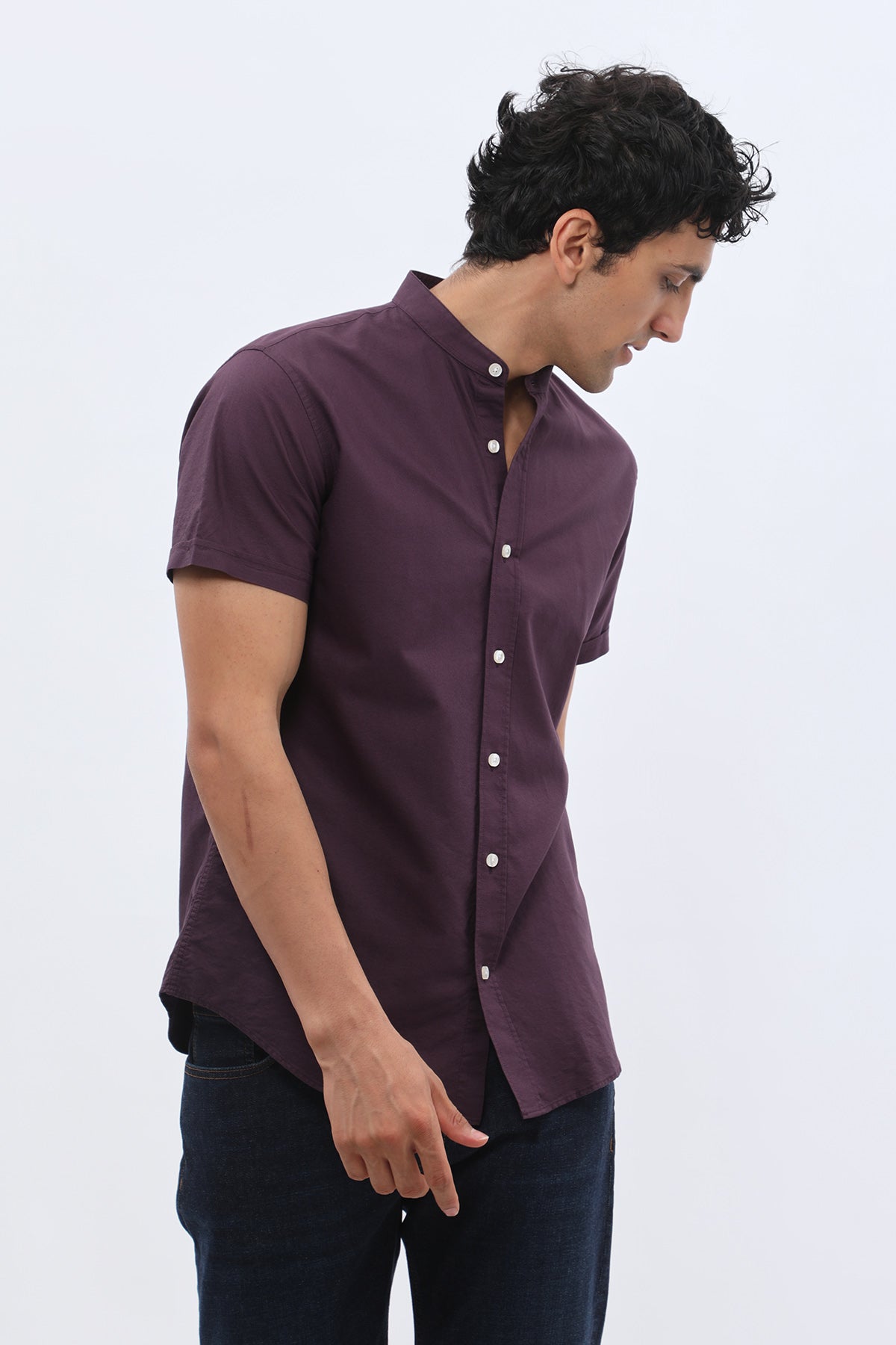 قميص أكسفورد بأكمام قصيرة وقبة ماندارين من SHIRTSPRO - لون بنفسجي داكن