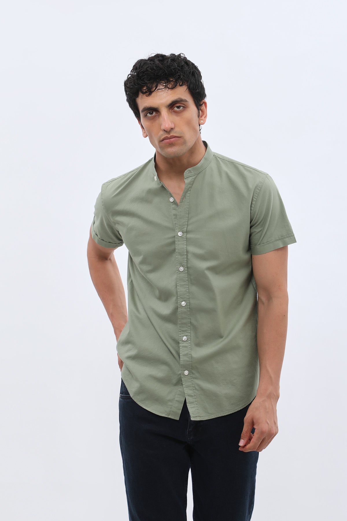 قميص أكسفورد بأكمام قصيرة وقبة ماندارين من SHIRTSPRO - لون أخضر زيتوني