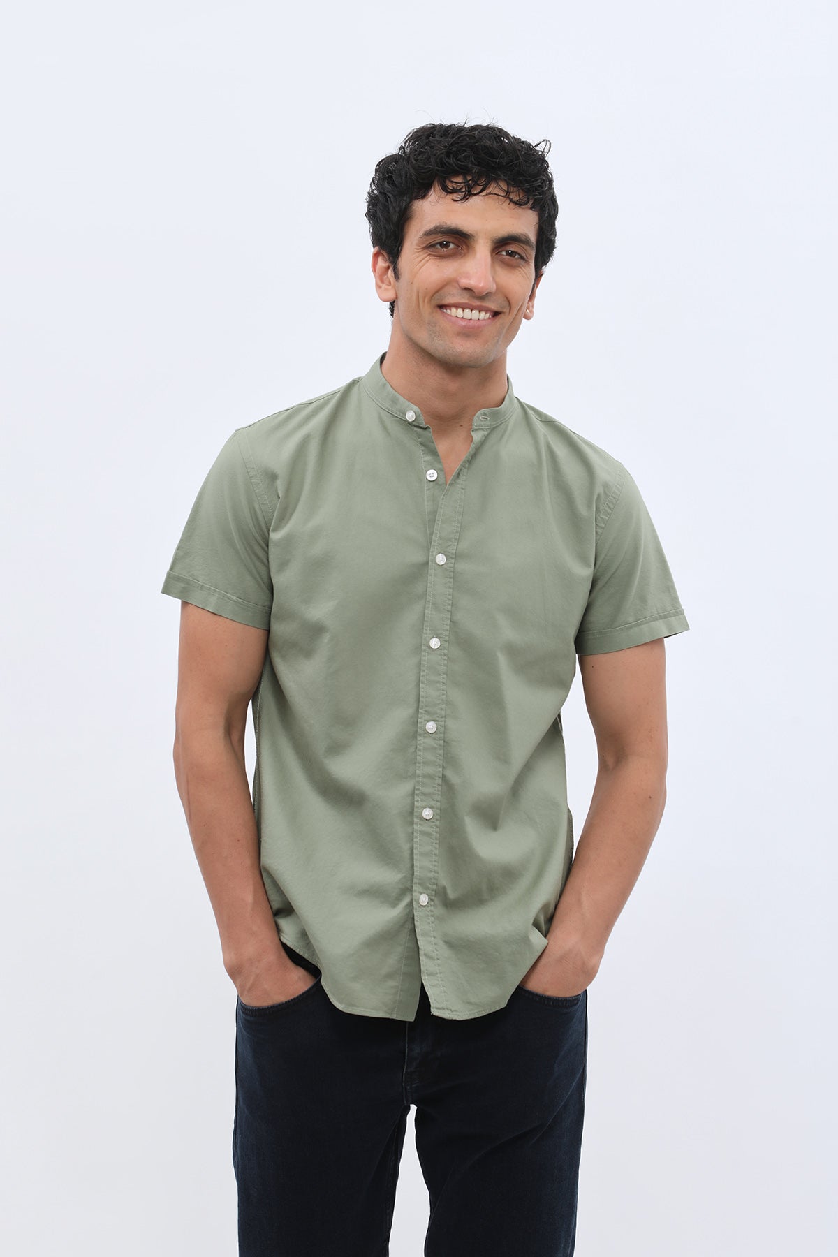 قميص أكسفورد بأكمام قصيرة وقبة ماندارين من SHIRTSPRO - لون أخضر زيتوني