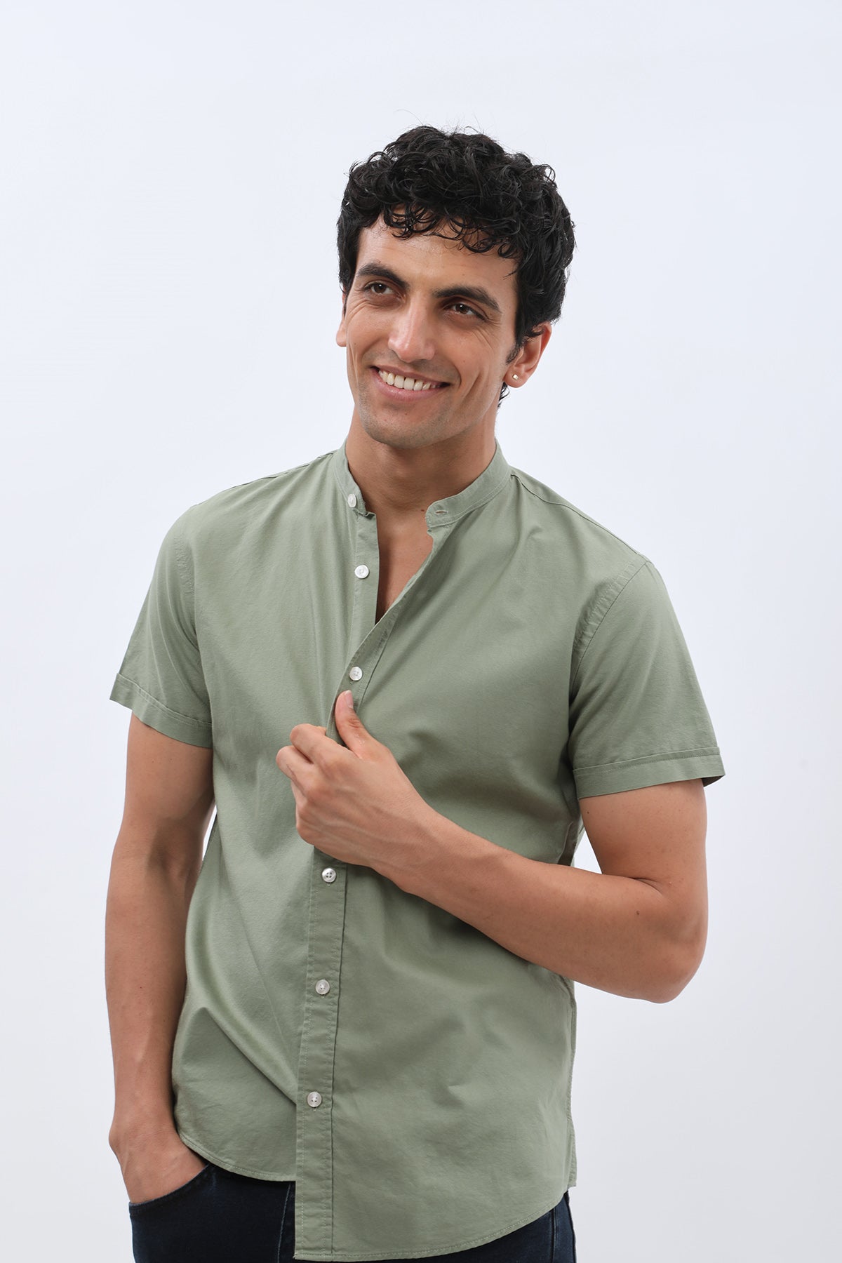 قميص أكسفورد بأكمام قصيرة وقبة ماندارين من SHIRTSPRO - لون أخضر زيتوني