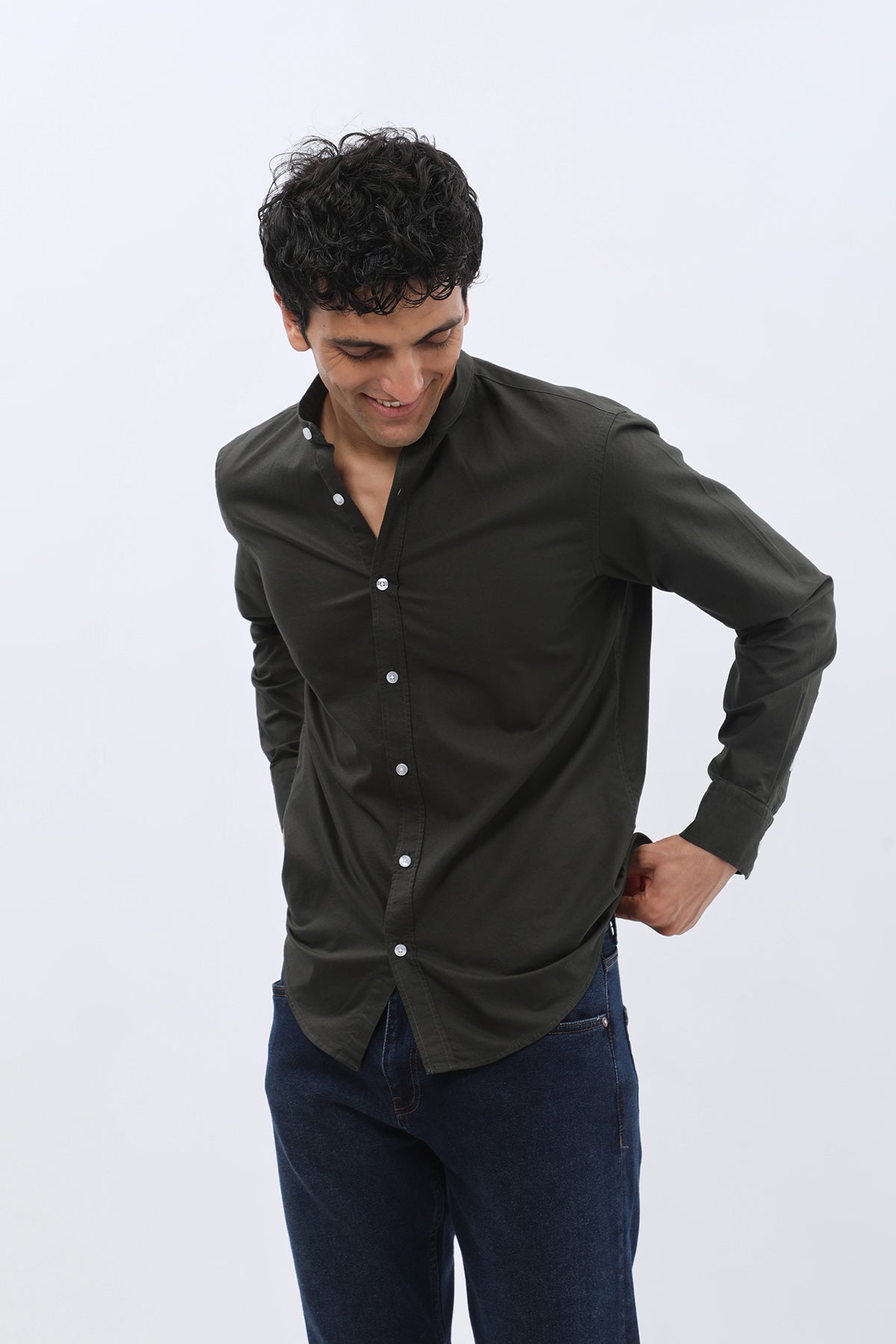 قميص أوكسفورد بقبة ماندارين من SHIRTSPRO - لون زيتي
