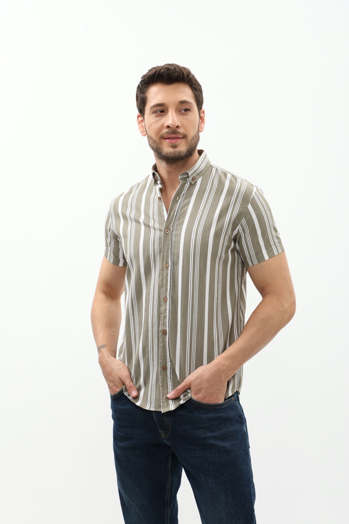 قميص مخطط بأكمام قصيرة وقبة بأزرار من SHIRTSPRO - لون أخضر عسكري 